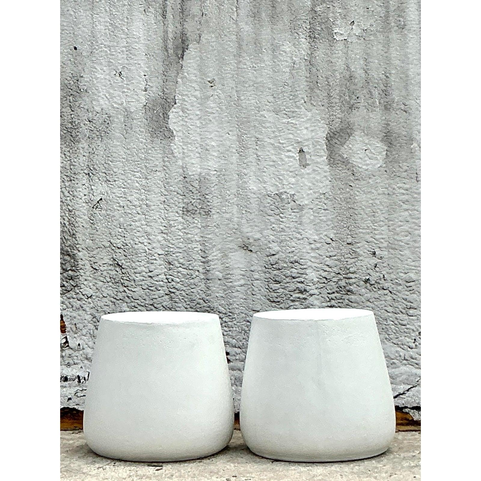 XXIe siècle et contemporain Tables d'appoint d'extérieur vintage en fibre de verre moulée Coastal - une paire en vente