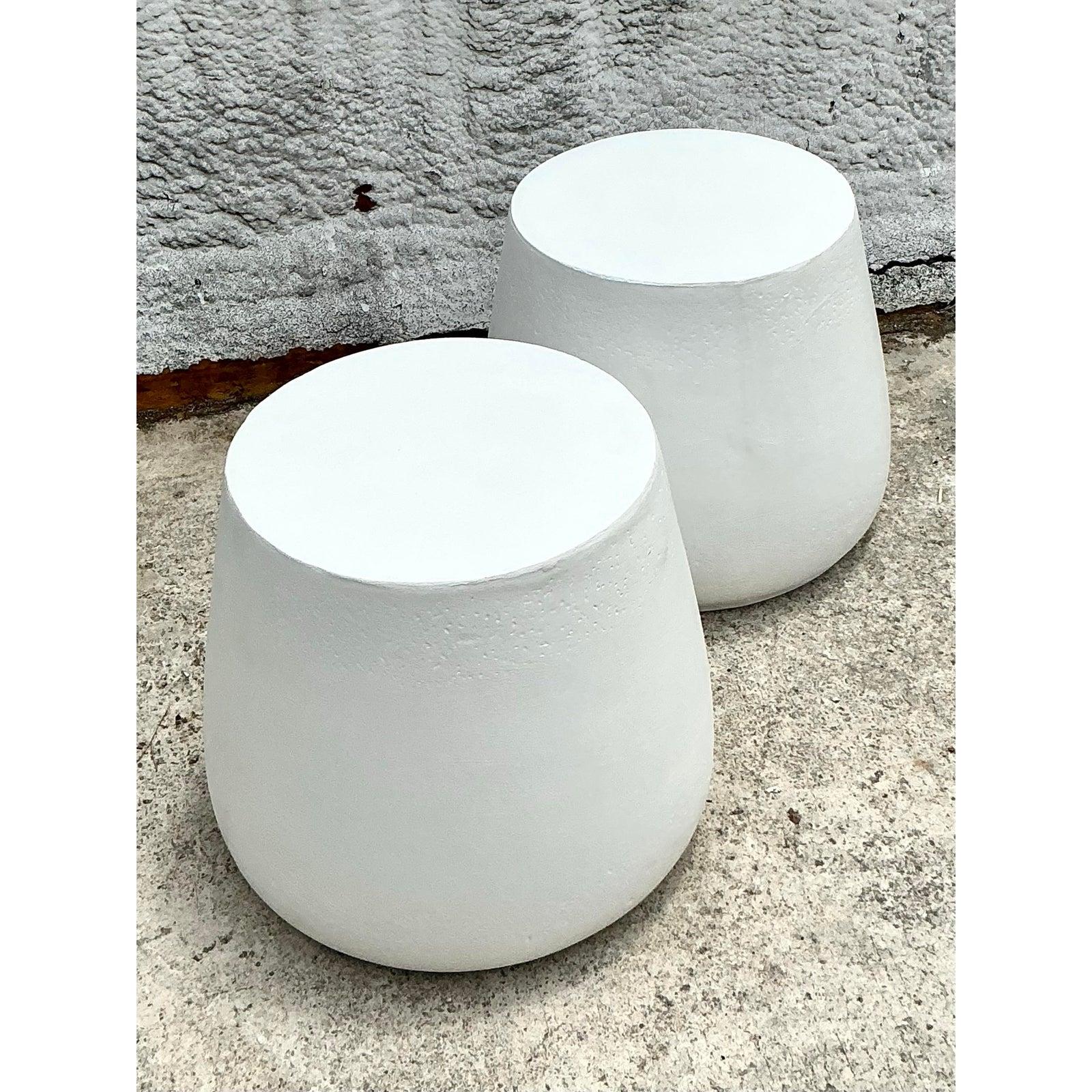 Tables d'appoint d'extérieur vintage en fibre de verre moulée Coastal - une paire en vente 1