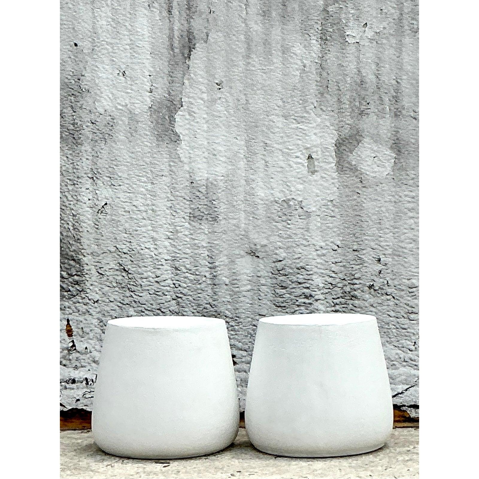 Tables d'appoint d'extérieur vintage en fibre de verre moulée Coastal - une paire en vente 2