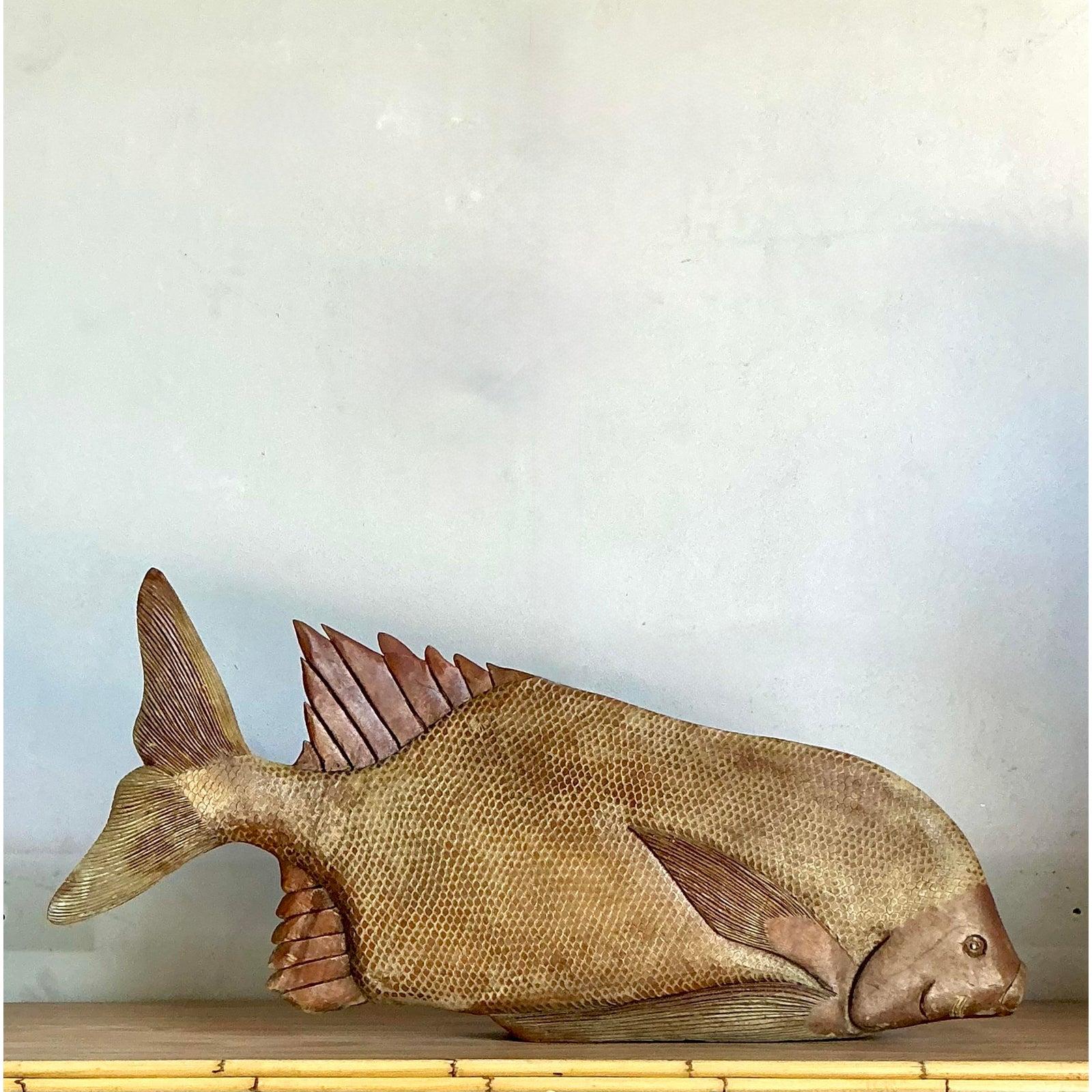 Fai un'importante dichiarazione di design con questa incredibile e monumentale scultura di pesce in legno intagliato. Scolpito magistralmente a mano, questo pezzo mostra un'eccezionale maestria nelle sue migliaia di squame rese singolarmente, nelle