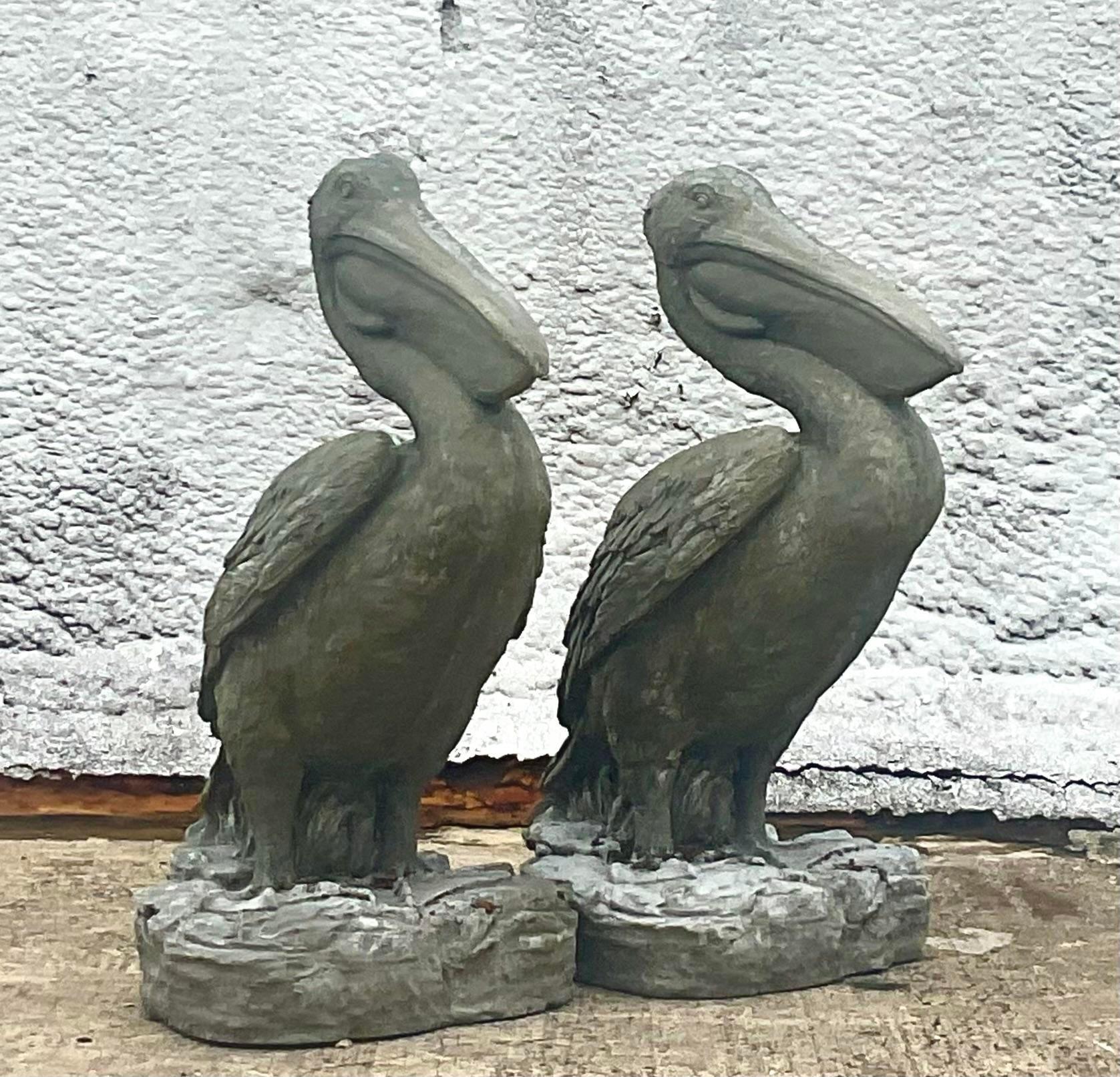 Un fantástico par de estatuas costeras vintage. Una elegante pareja de apuestos pelícanos de hormigón moldeado. Perfecto junto a la piscina o en tu muelle. ¡Usted decide! Genial en su color actual o píntalos de blanco para un look Palm Beach. Dos