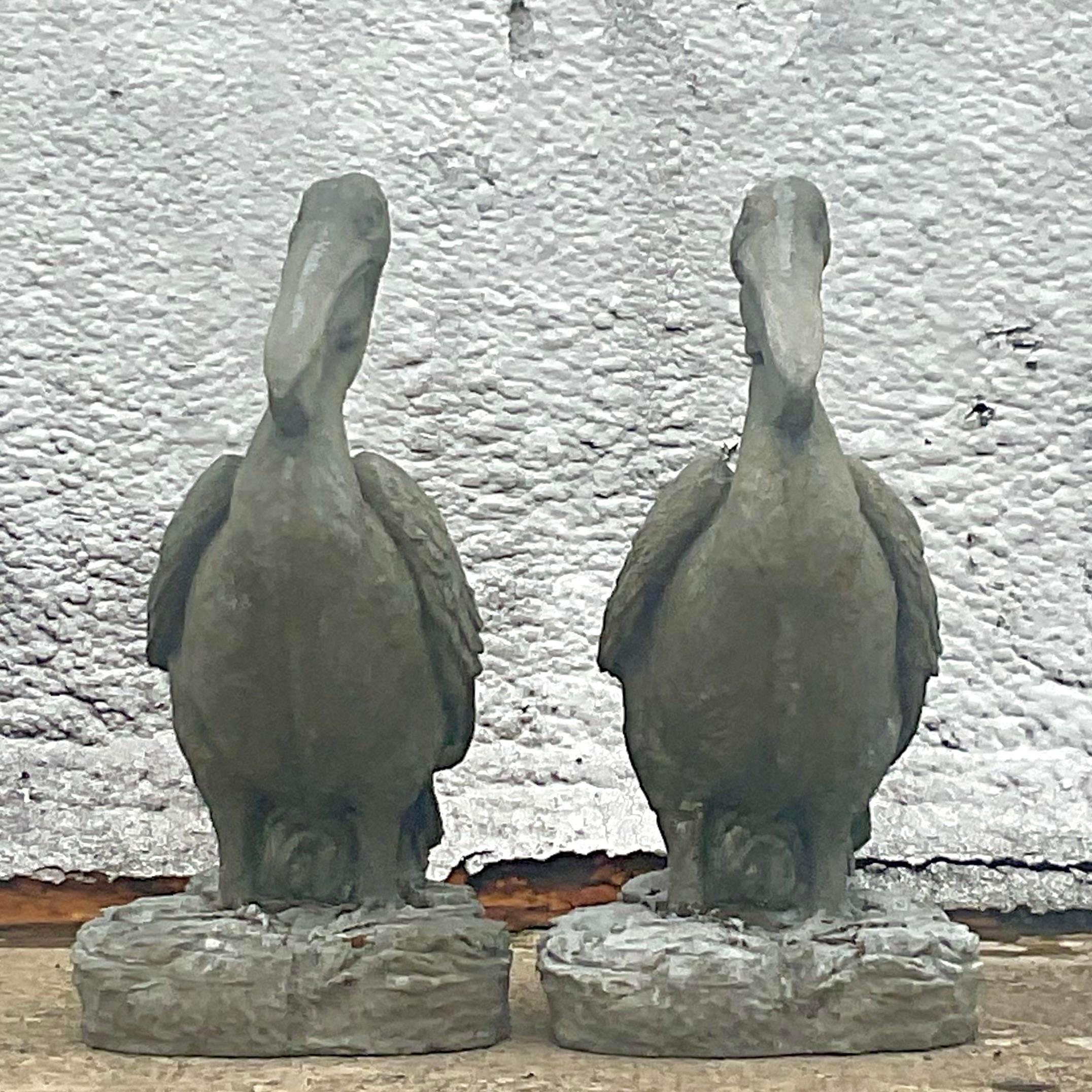 Pareja de estatuas costeras monumentales de pelícanos de hormigón fundido en venta 1