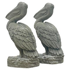 Statue monumentali costiere vintage di pellicani in cemento, una coppia