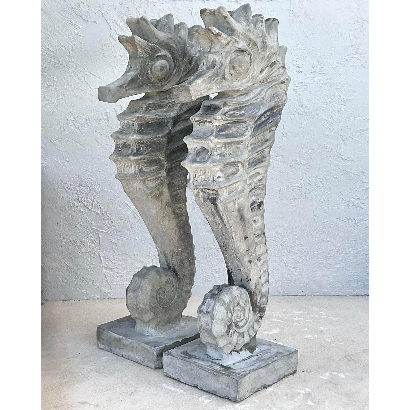 Eleva il tuo giardino o il tuo spazio interno con questa magnifica coppia di cavallucci marini vintage in cemento, che incarnano un'accattivante estetica costiera. Queste sculture monumentali mostrano una maestria eccezionale, con dettagli intricati