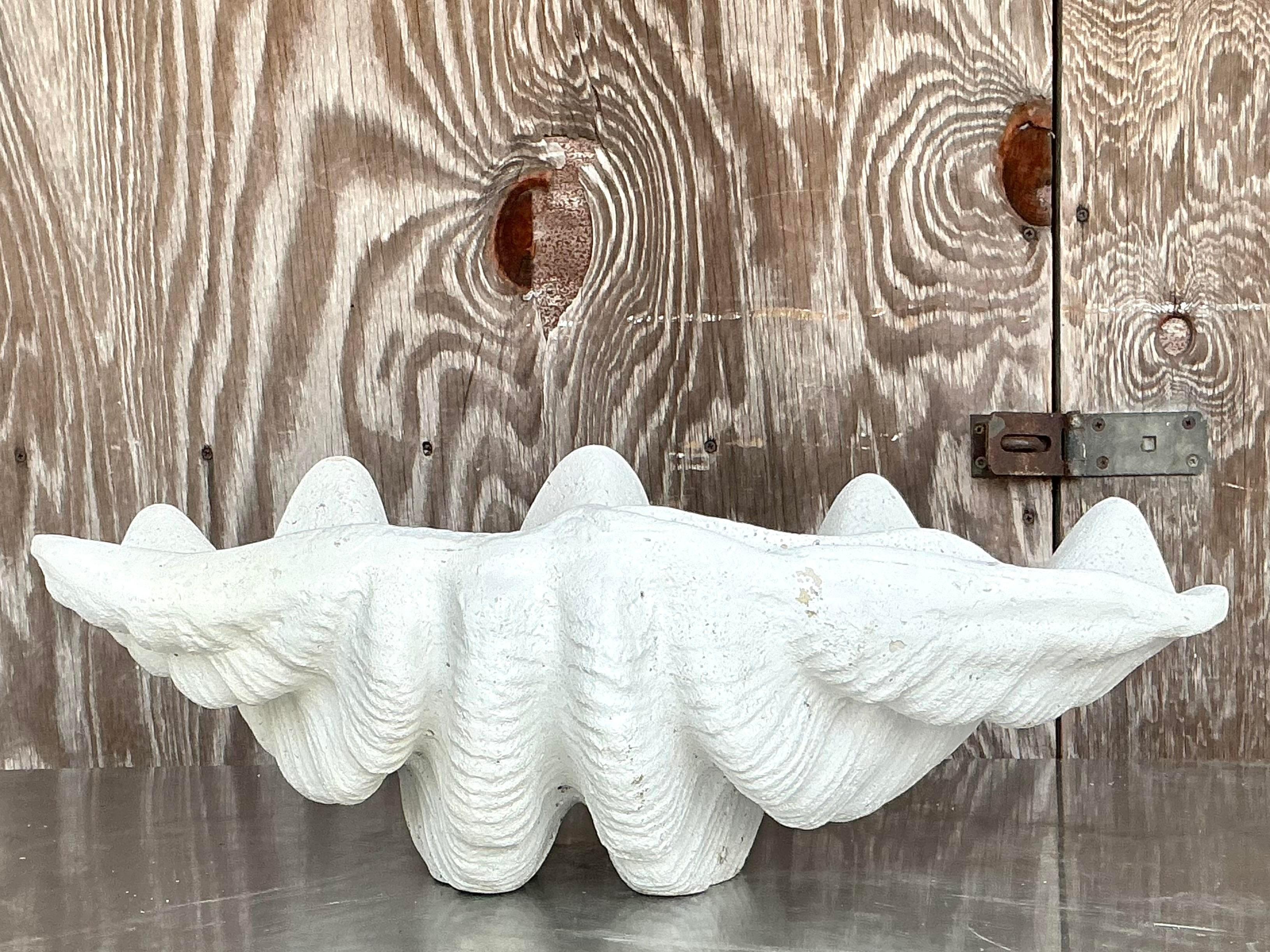Aggiungi un tocco di eleganza costiera al tuo arredamento con questa conchiglia Monumental Gigas in resina. Perfetto per gli interni in stile americano, questo pezzo sorprendente è caratterizzato da dettagli intricati e da dimensioni importanti, che