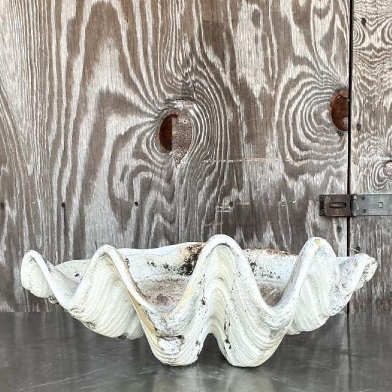 Realza tu hogar con sofisticación costera utilizando esta Concha de Almeja Vintage Monumental Gigas de Resina. Perfecta para interiores de estilo americano, esta impresionante pieza presenta exquisitos detalles y una gran escala, ideal como centro