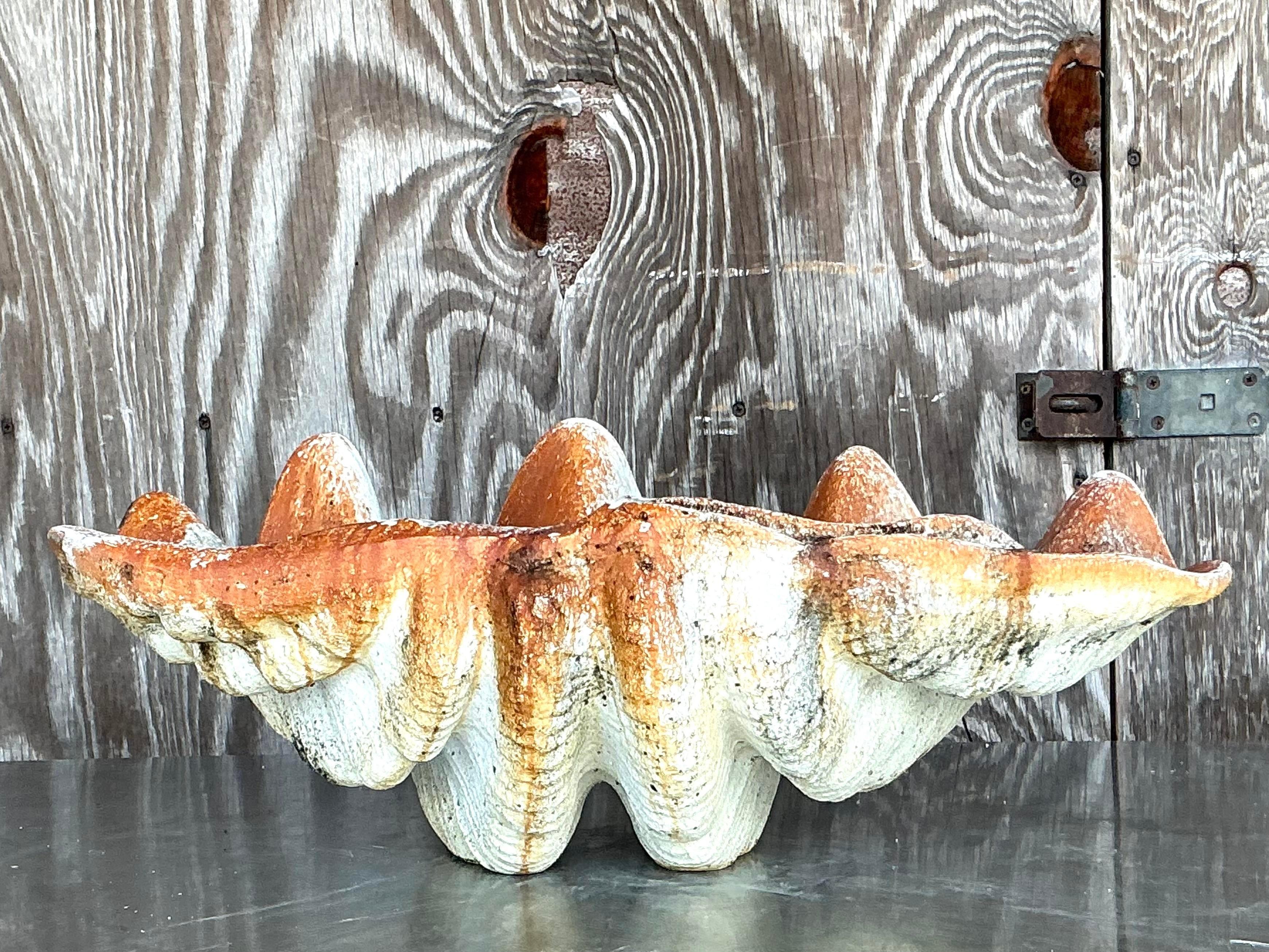 Apportez un charme côtier à votre maison avec cette coquille de palourde Vintage Monumental Gigas en résine. Idéale pour les intérieurs de style américain, cette pièce impressionnante présente des détails complexes et réalistes ainsi qu'une taille