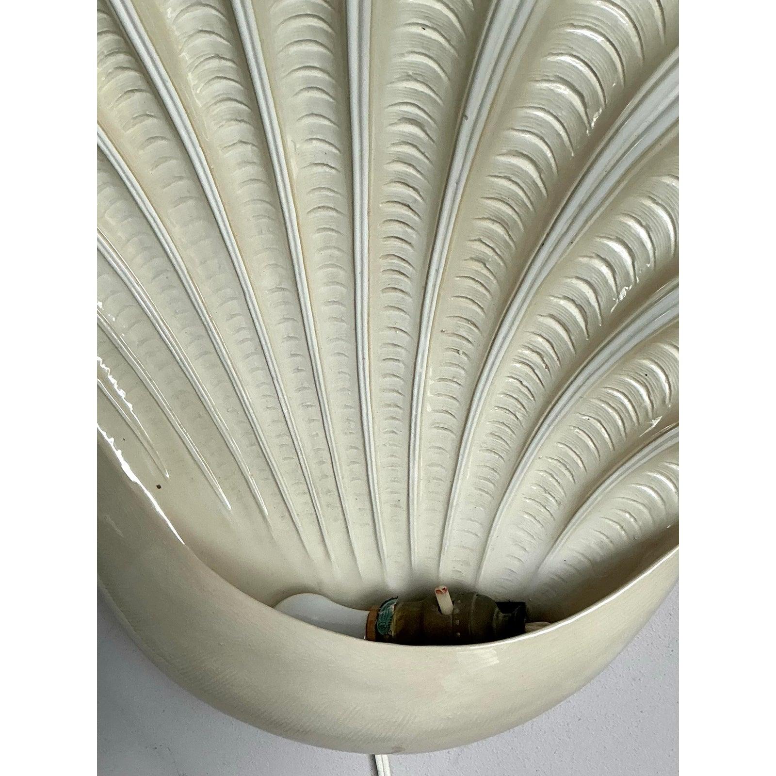 italien Applique Vintage Coastal Monumental Clamshell en céramique émaillée en vente