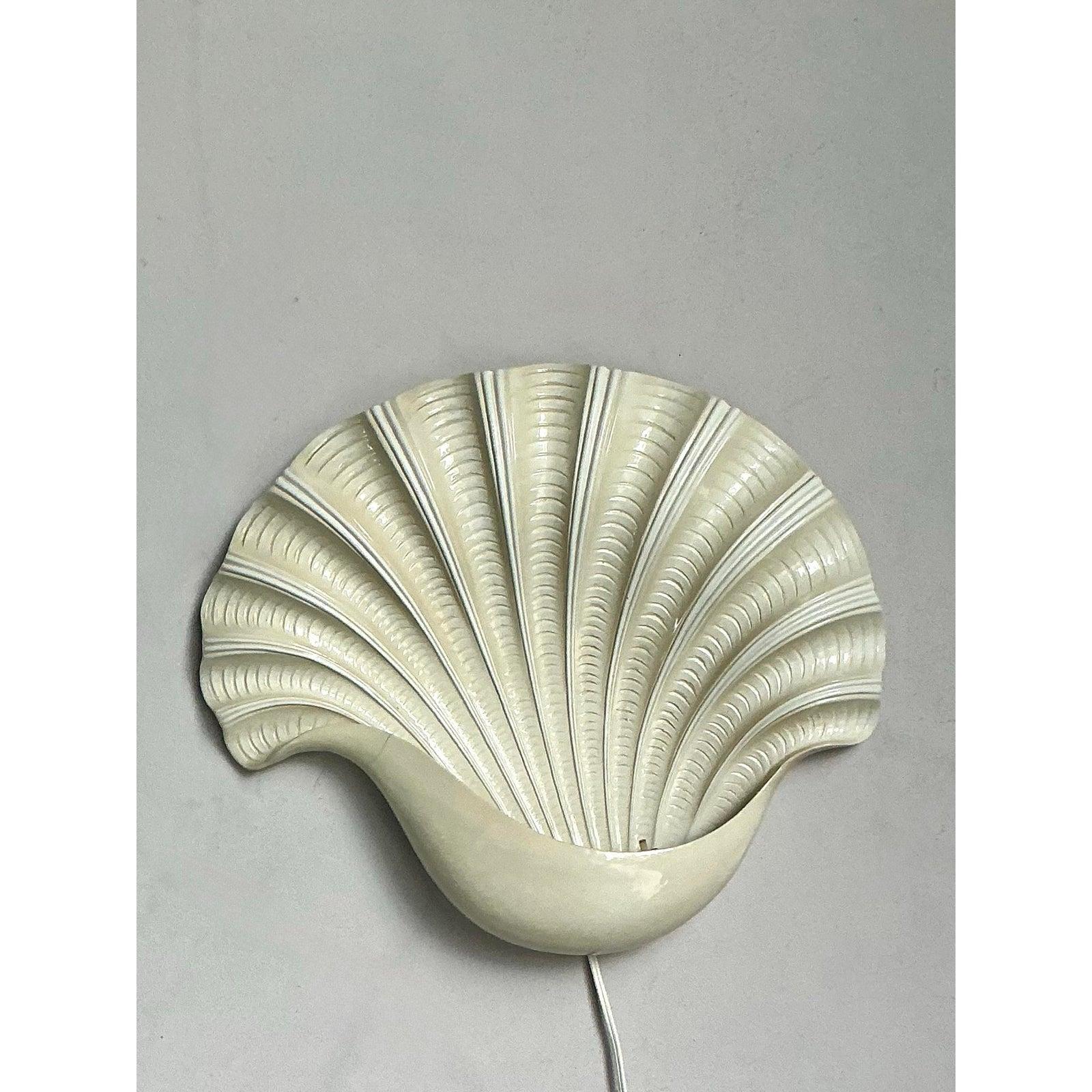 20ième siècle Applique Vintage Coastal Monumental Clamshell en céramique émaillée en vente