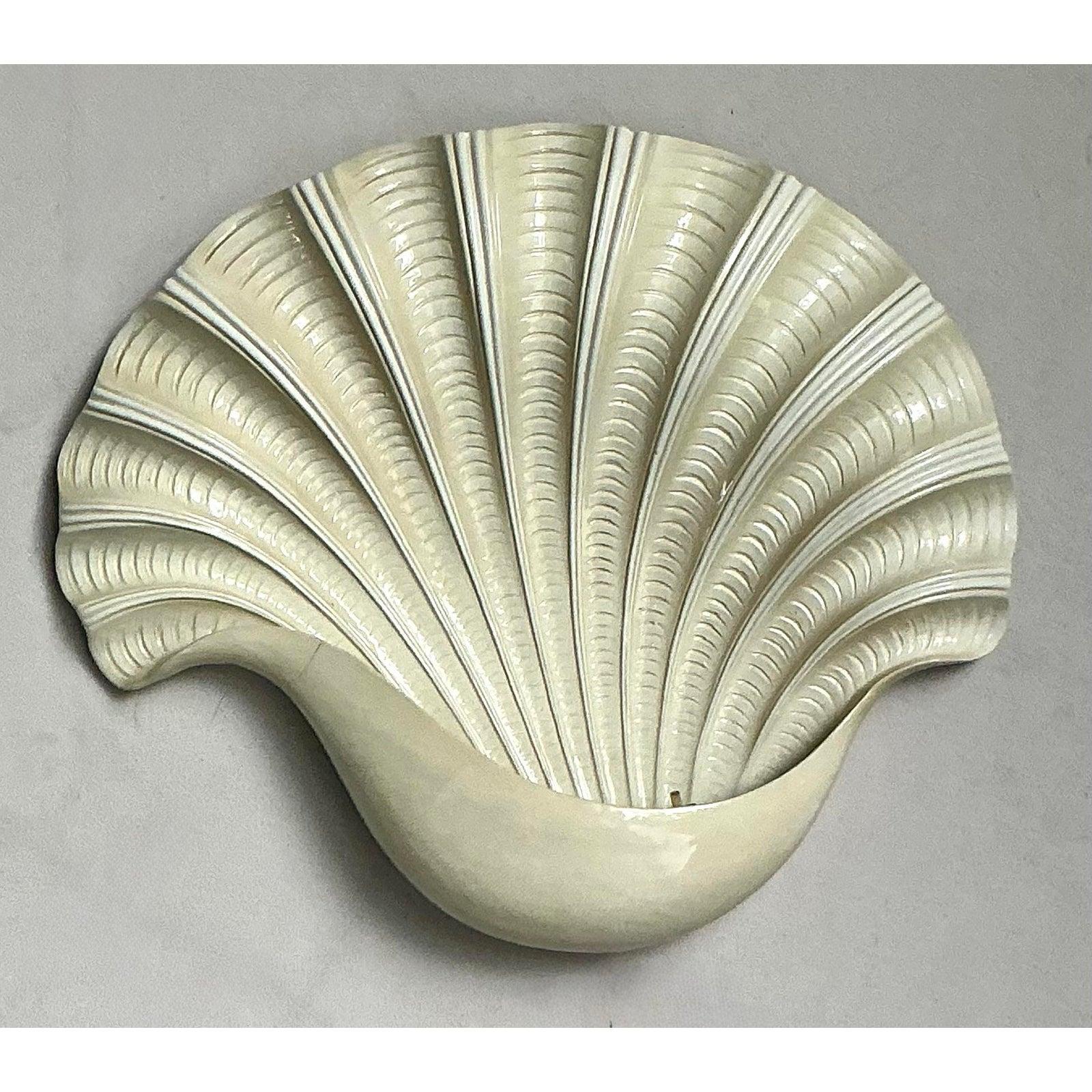 Applique Vintage Coastal Monumental Clamshell en céramique émaillée en vente 1