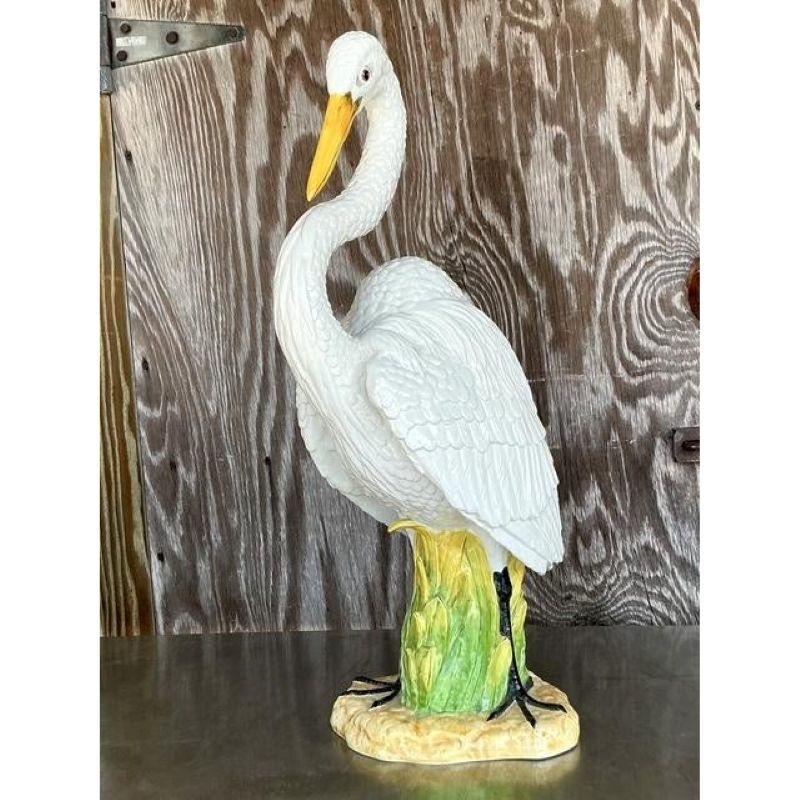 Elegia la serena bellezza della riva con questa elegante scultura di garzetta in ceramica smaltata vintage. Realizzato con maestria, questo pezzo cattura la postura aggraziata e gli intricati dettagli delle piume dell'uccello costiero, in bilico