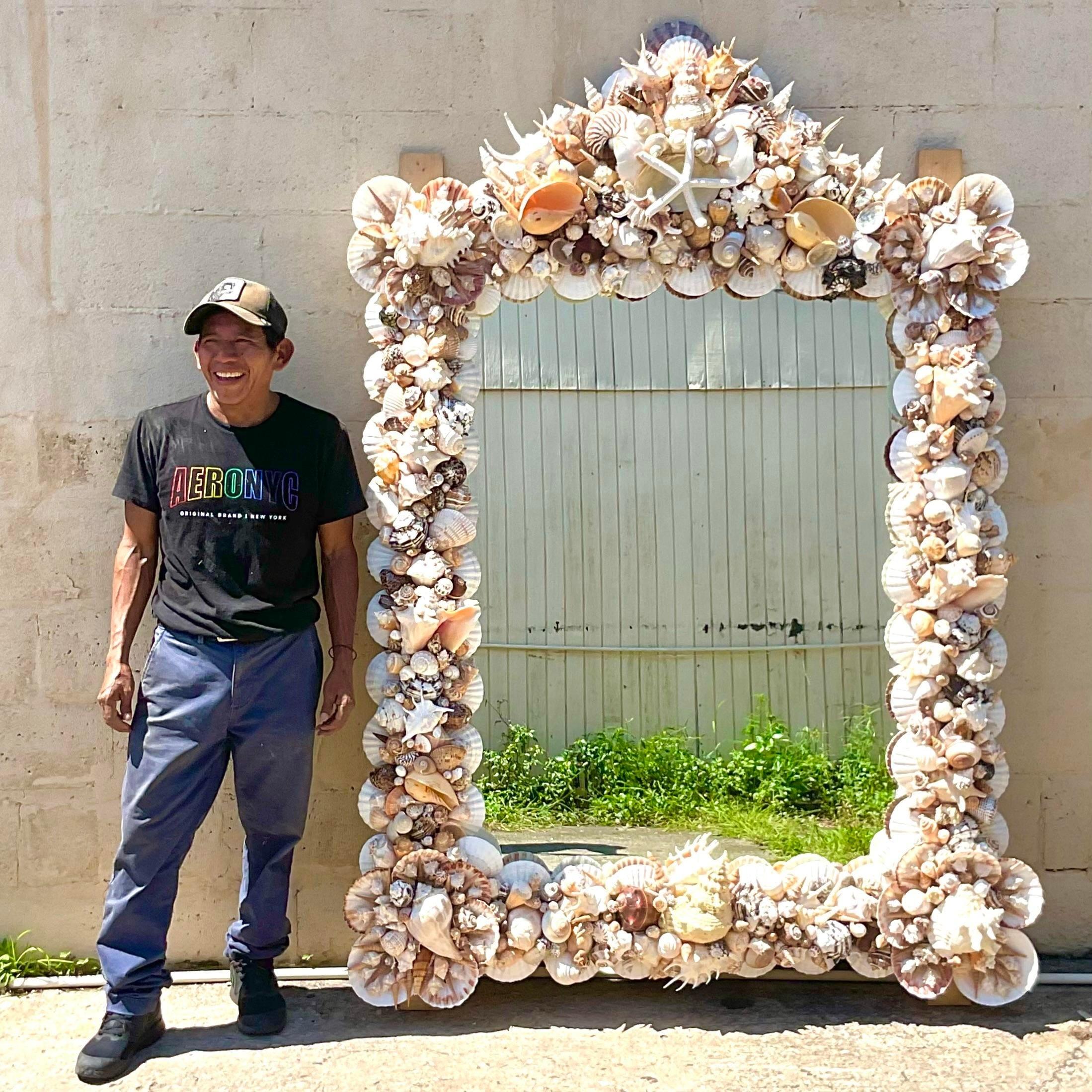 Vintage Coastal Monumental Handmade Shell Mirror (Miroir en forme de coquillage fait à la main) 3