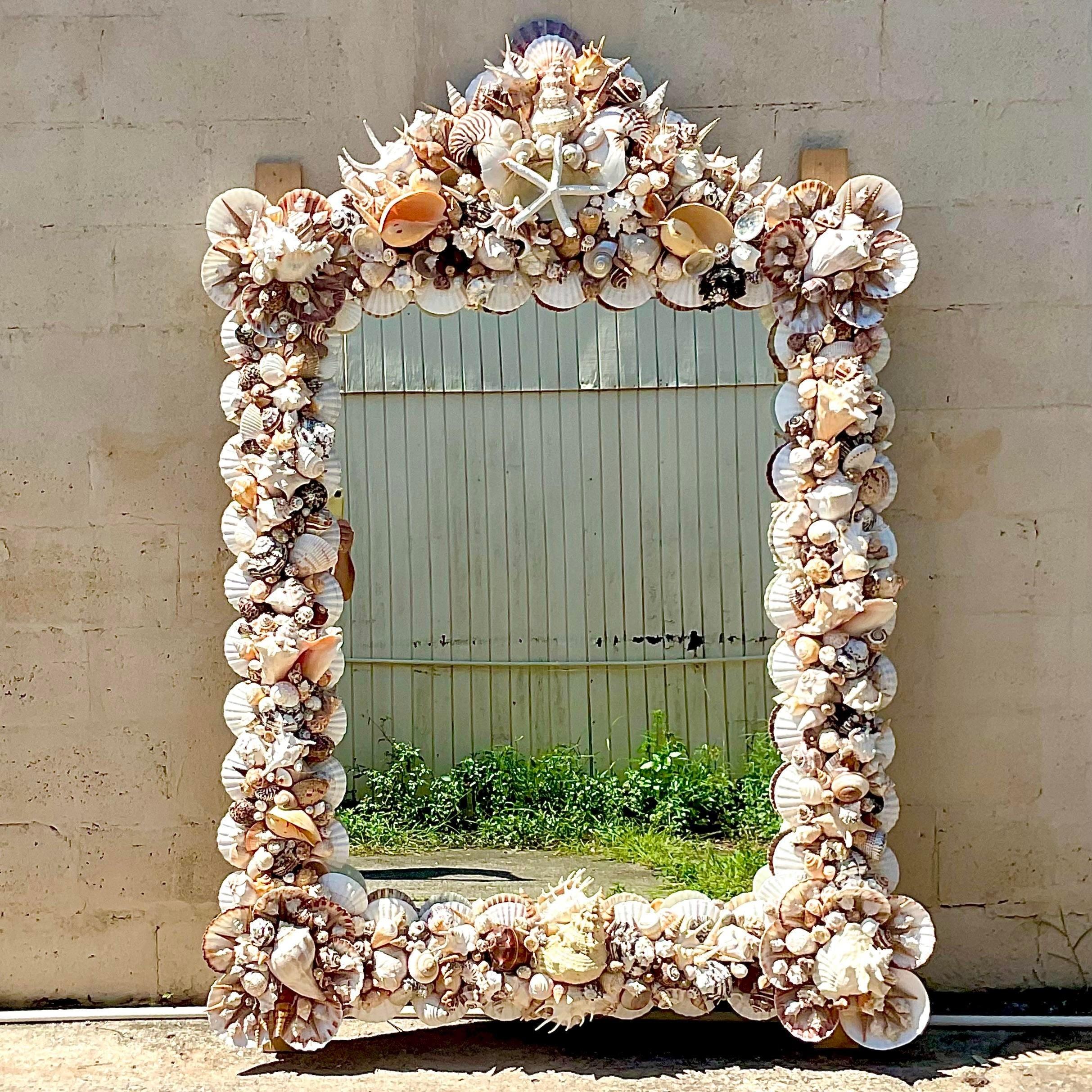 Un incroyable miroir monumental vintage en forme de coquillage. Magnifiques coquillages à grande échelle dans de superbes tons pâles d'ivoire, de brun et de rose. Un véritable coup de cœur. Acquis d'une propriété de Palm Beach.