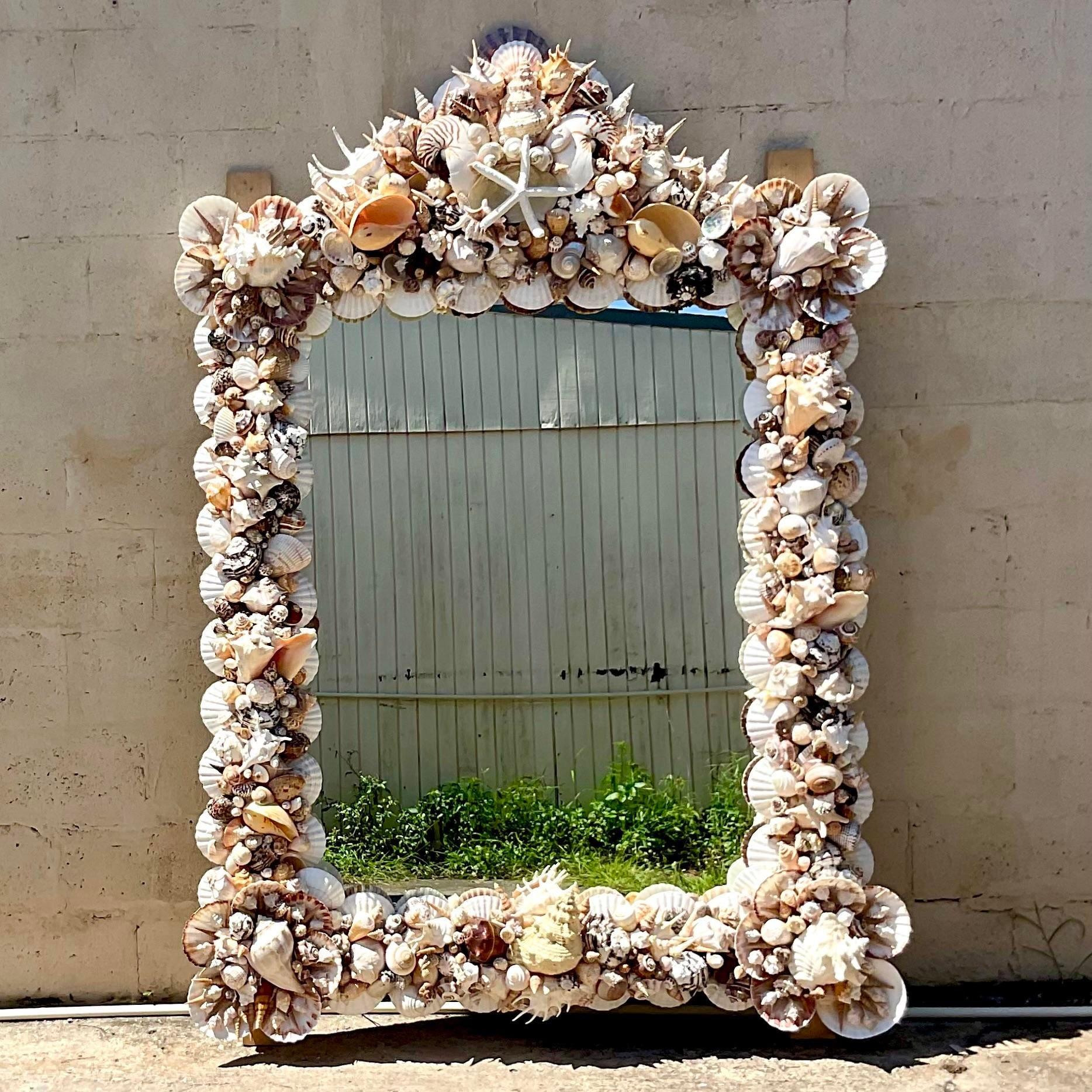 Américain Vintage Coastal Monumental Handmade Shell Mirror (Miroir en forme de coquillage fait à la main)