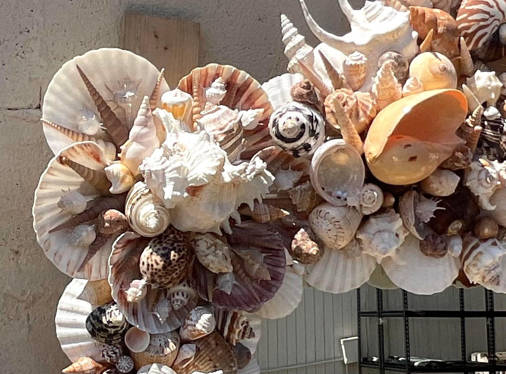 Vintage Coastal Monumental Handmade Shell Mirror (Miroir en forme de coquillage fait à la main) Bon état à West Palm Beach, FL