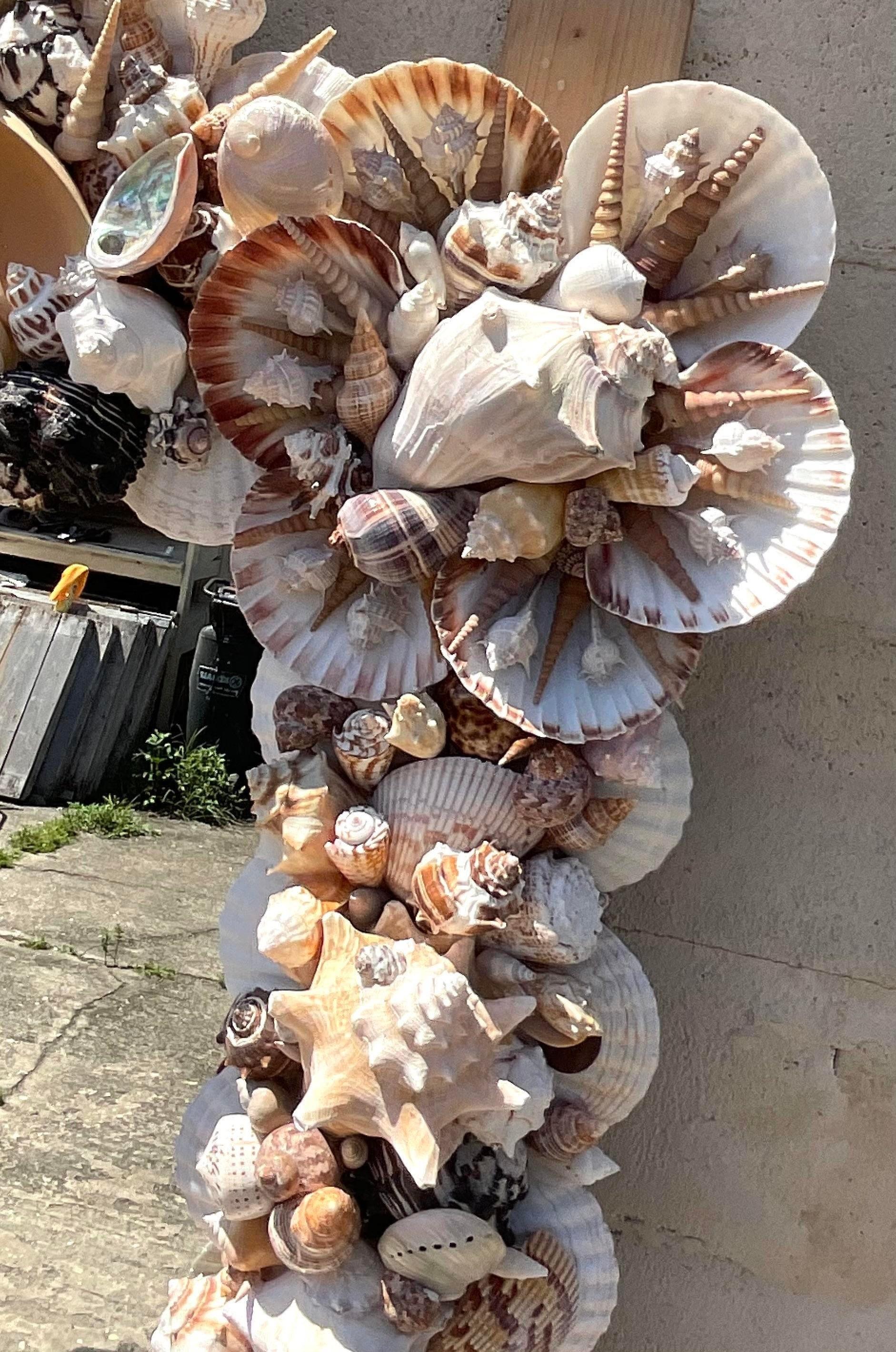 Coquillage Vintage Coastal Monumental Handmade Shell Mirror (Miroir en forme de coquillage fait à la main)