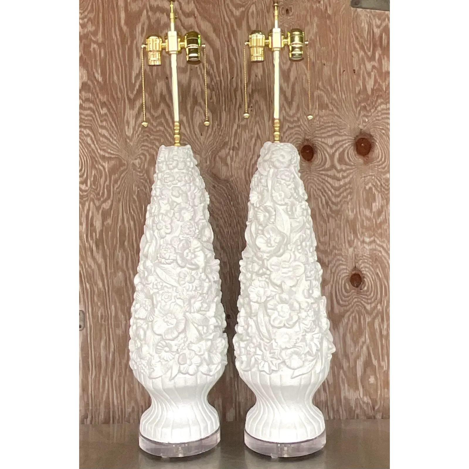 Nord-américain Paire de lampes de bureau florales vintage en plâtre monumental de style côtier en vente