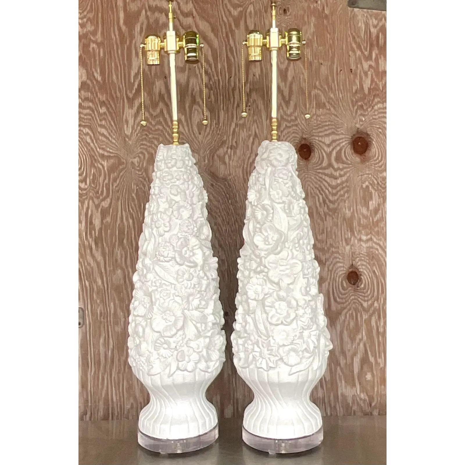 Nordamericano Lampade da tavolo monumentali in gesso floreale vintage - una coppia in vendita