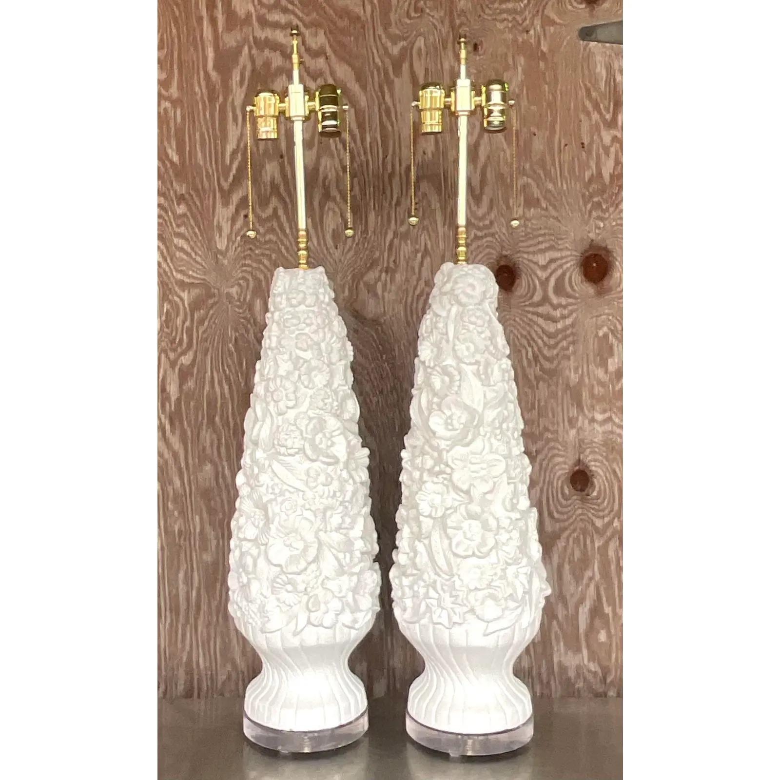 XX secolo Lampade da tavolo monumentali in gesso floreale vintage - una coppia in vendita