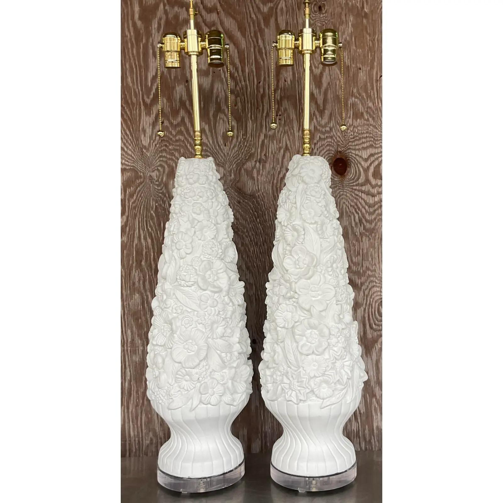 Lucite Lampade da tavolo monumentali in gesso floreale vintage - una coppia in vendita