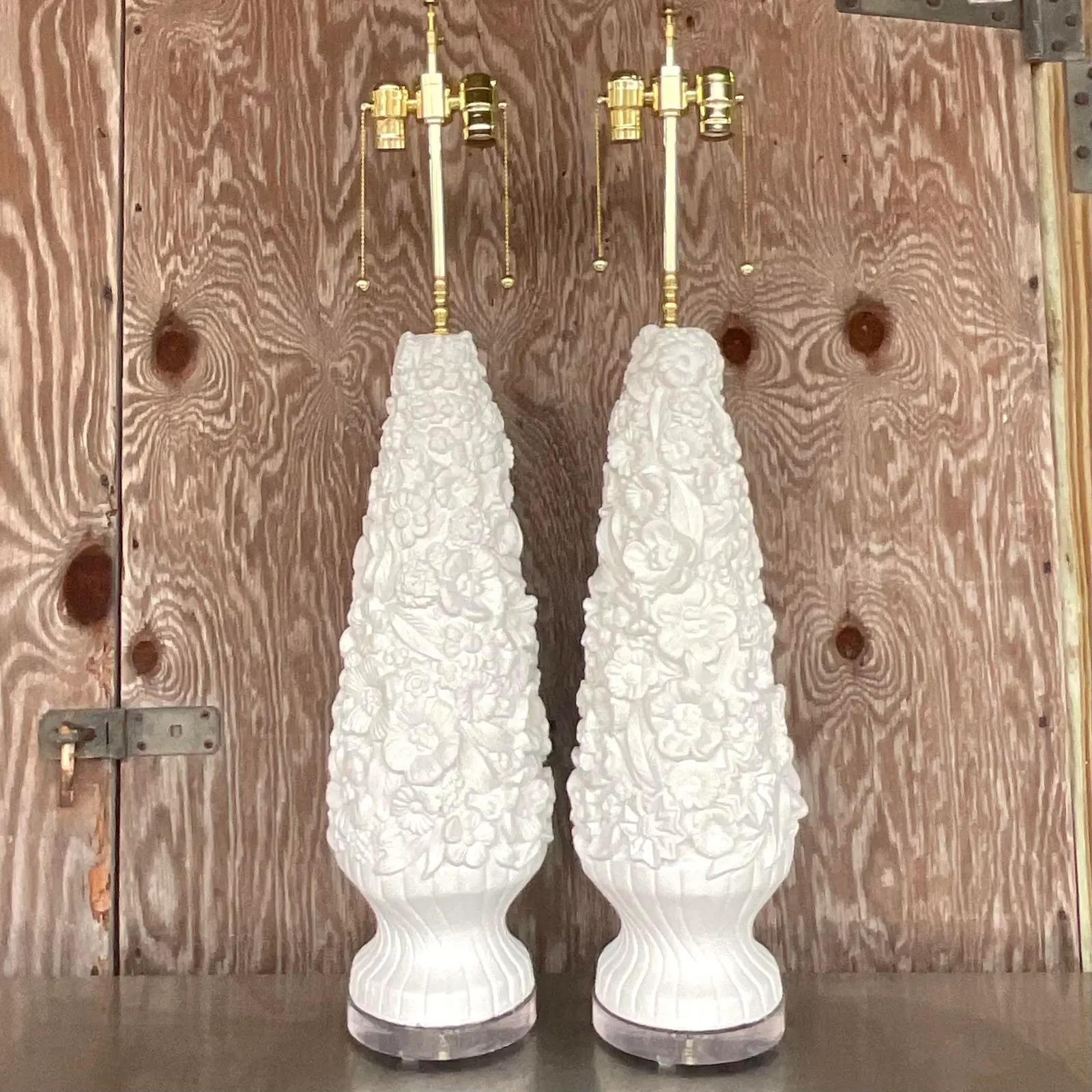 Paire de lampes de bureau florales vintage en plâtre monumental de style côtier en vente 1