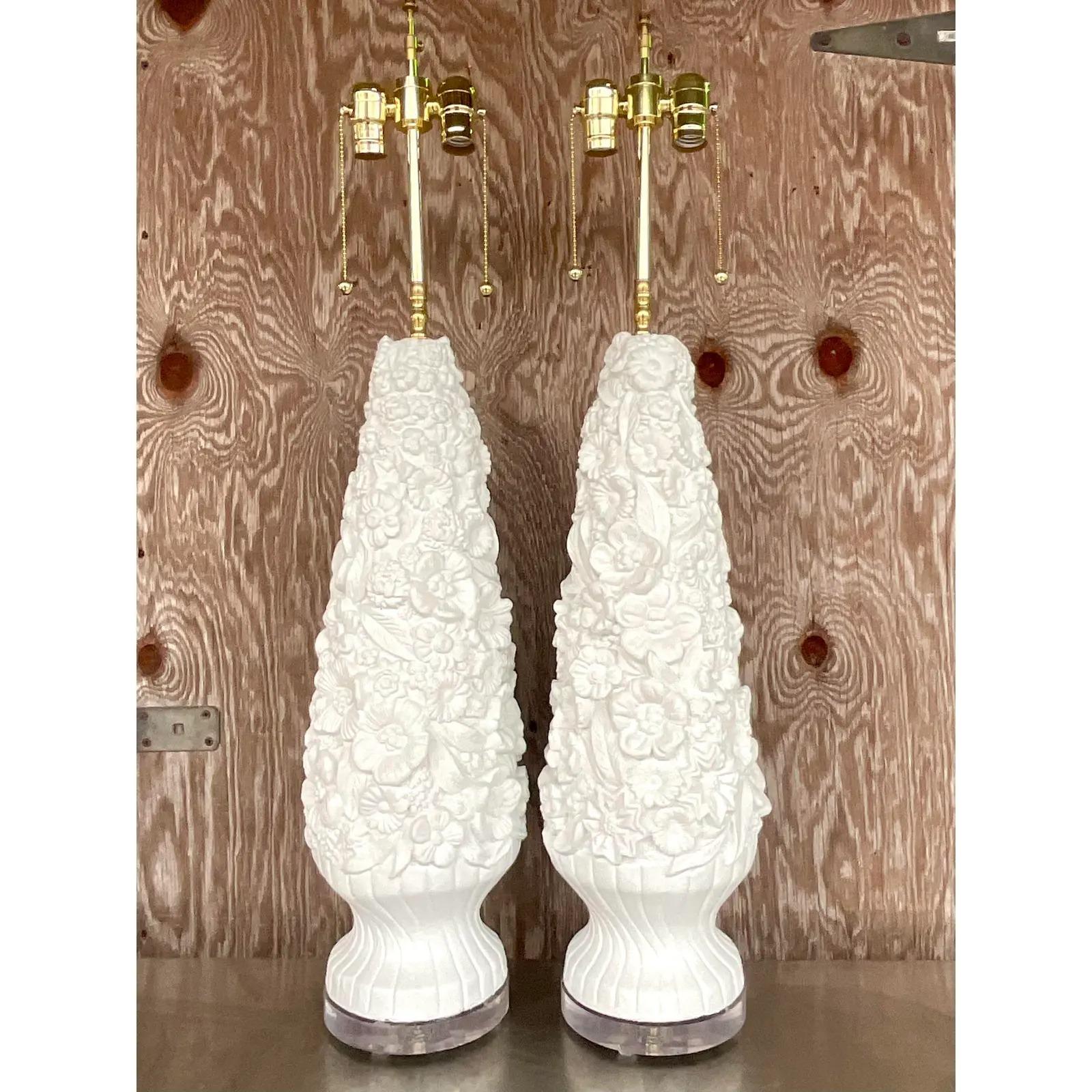 Paire de lampes de bureau florales vintage en plâtre monumental de style côtier en vente 2