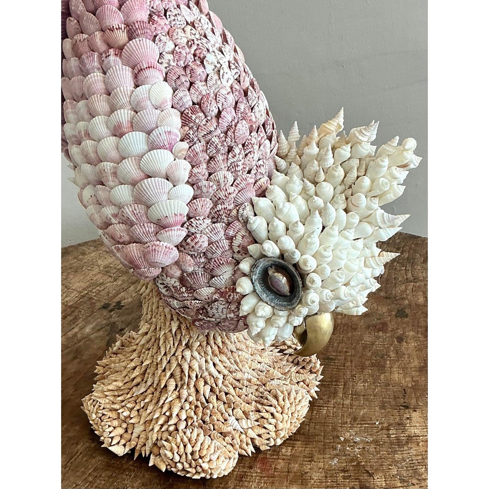 Un esempio davvero spettacolare di arte costiera vintage, questa monumentale scultura di cacatua incrostata di conchiglie è un invito alla conversazione. Realizzato meticolosamente a mano da migliaia di conchiglie singole, questo pezzo mostra