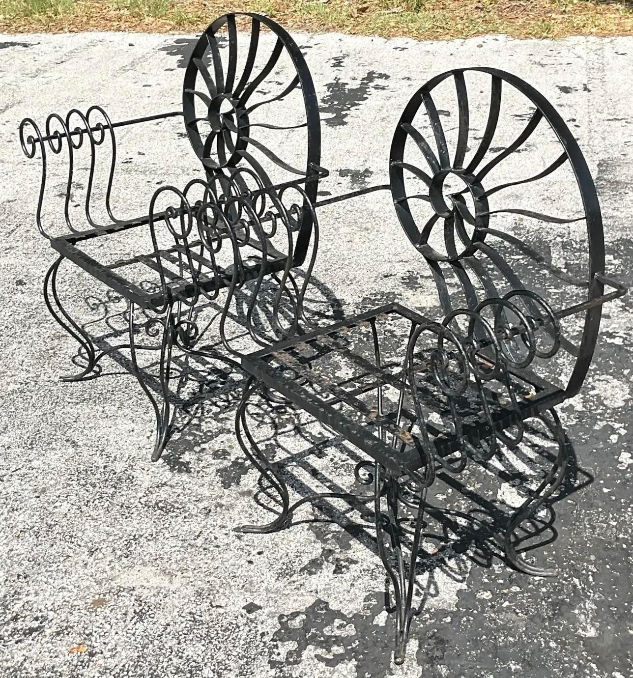 Embrassez le charme de la côte avec ce loveseat Vintage Nautilus Shell en fer forgé. Présentant des motifs de coquillages complexes et une solide fabrication en fer, cette pièce ajoute une touche d'élégance balnéaire à votre espace, reflétant le