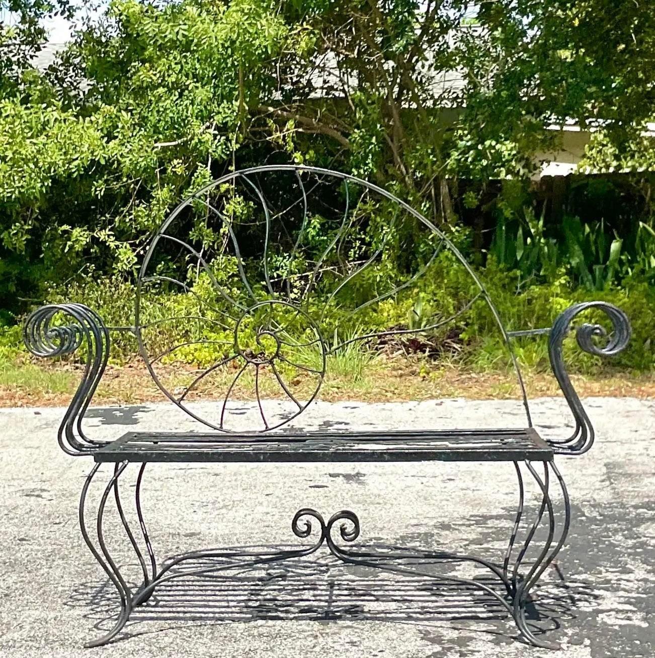 Américain Loveseat Coastal Nautilus Shell Wrought Iron en vente