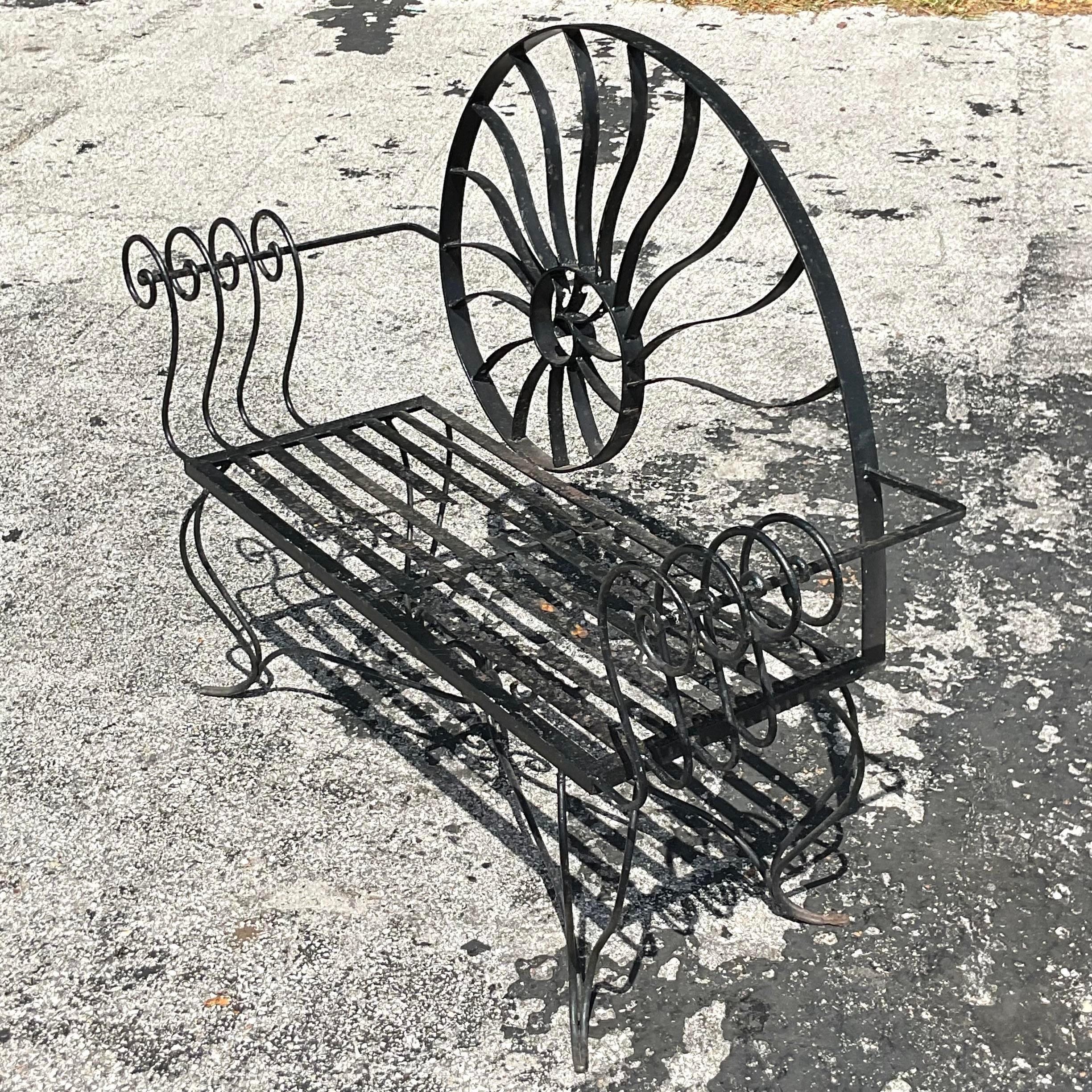 20ième siècle Loveseat Coastal Nautilus Shell Wrought Iron en vente