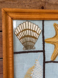 Vintage Coastal Needlepoint Seashell Textile Art in Holzrahmen