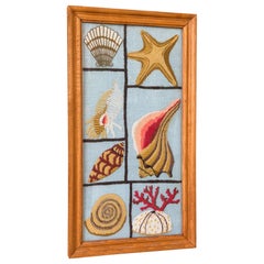 Vintage Coastal Needlepoint Seashell Textile Art in Holzrahmen