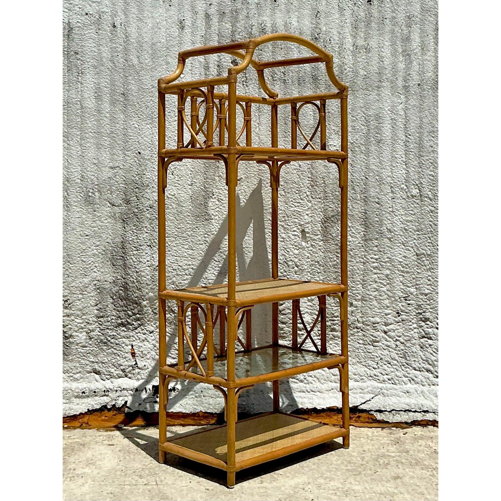 Vieille étagère côtière en rotin arqué Bon état - En vente à west palm beach, FL