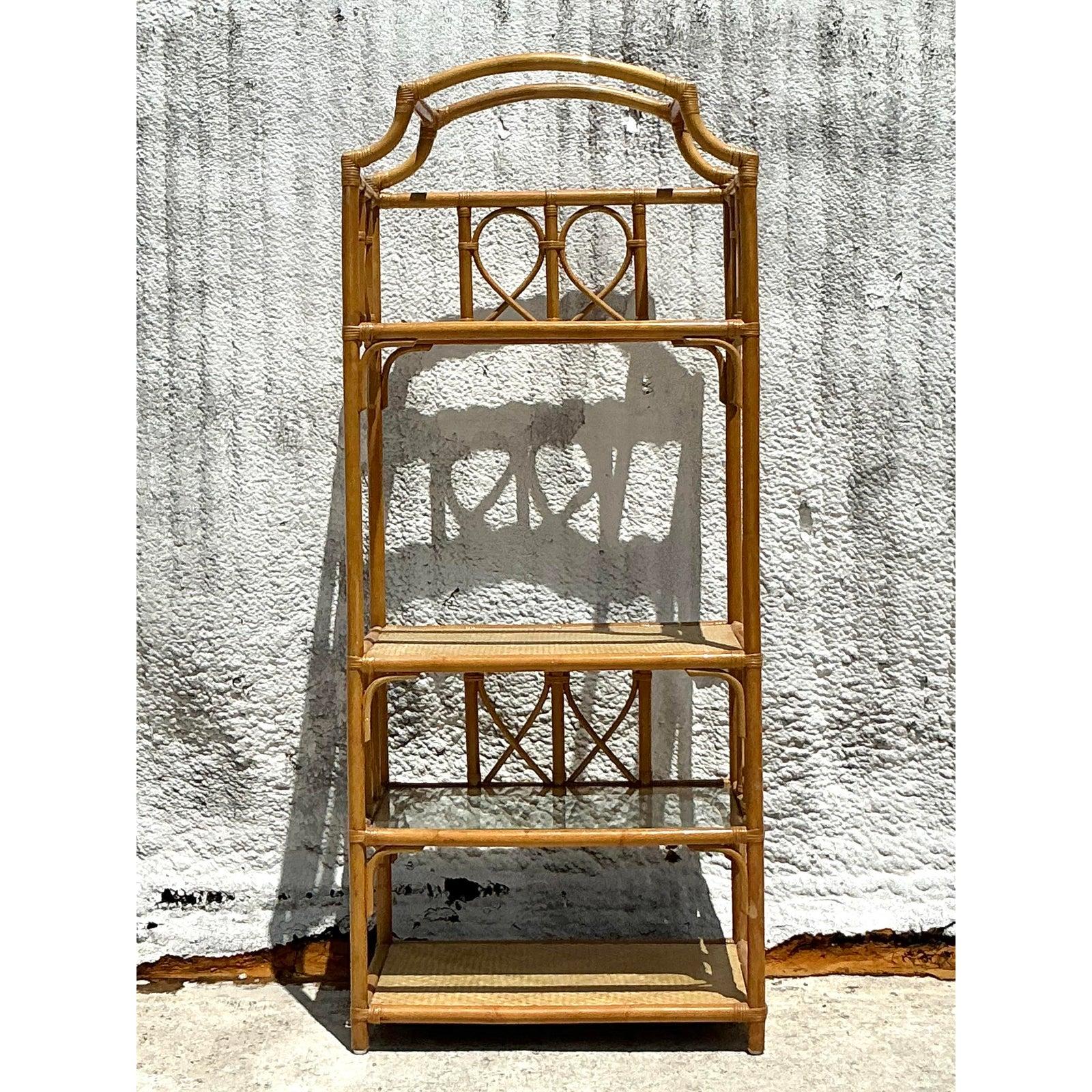 20ième siècle Vieille étagère côtière en rotin arqué en vente
