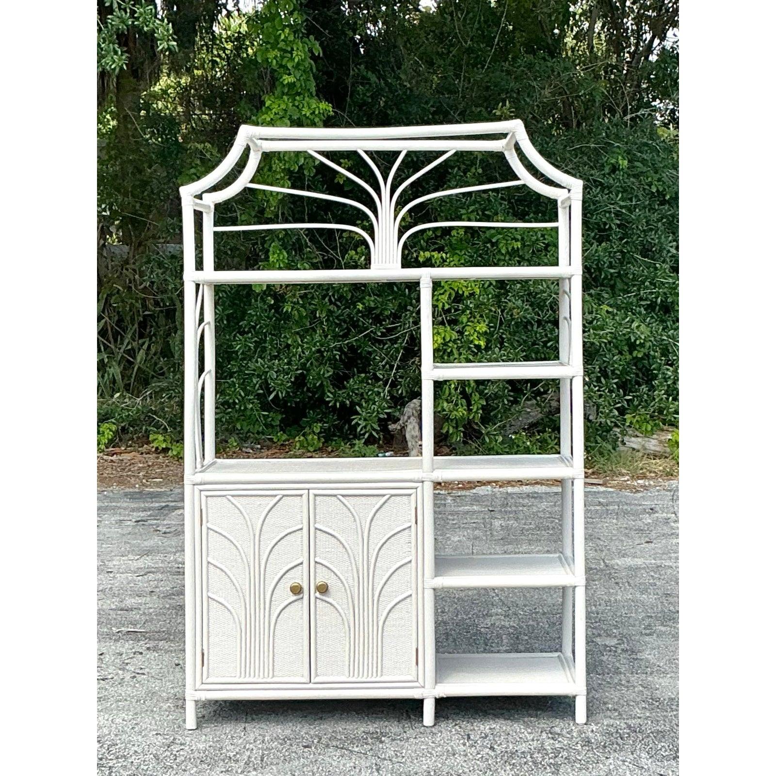 Hollywood Regency Etagere in rattan dentellato Vintage By in vendita