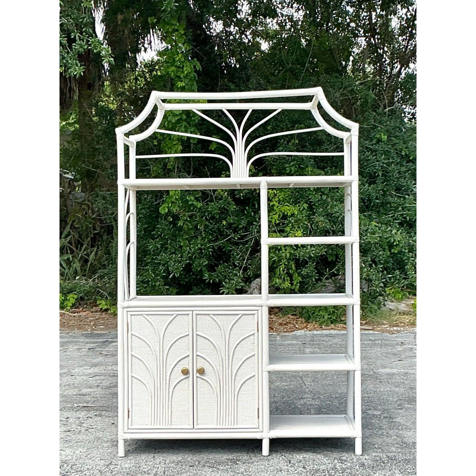 Etagere in rattan dentellato Vintage By In condizioni buone in vendita a West Palm Beach, FL