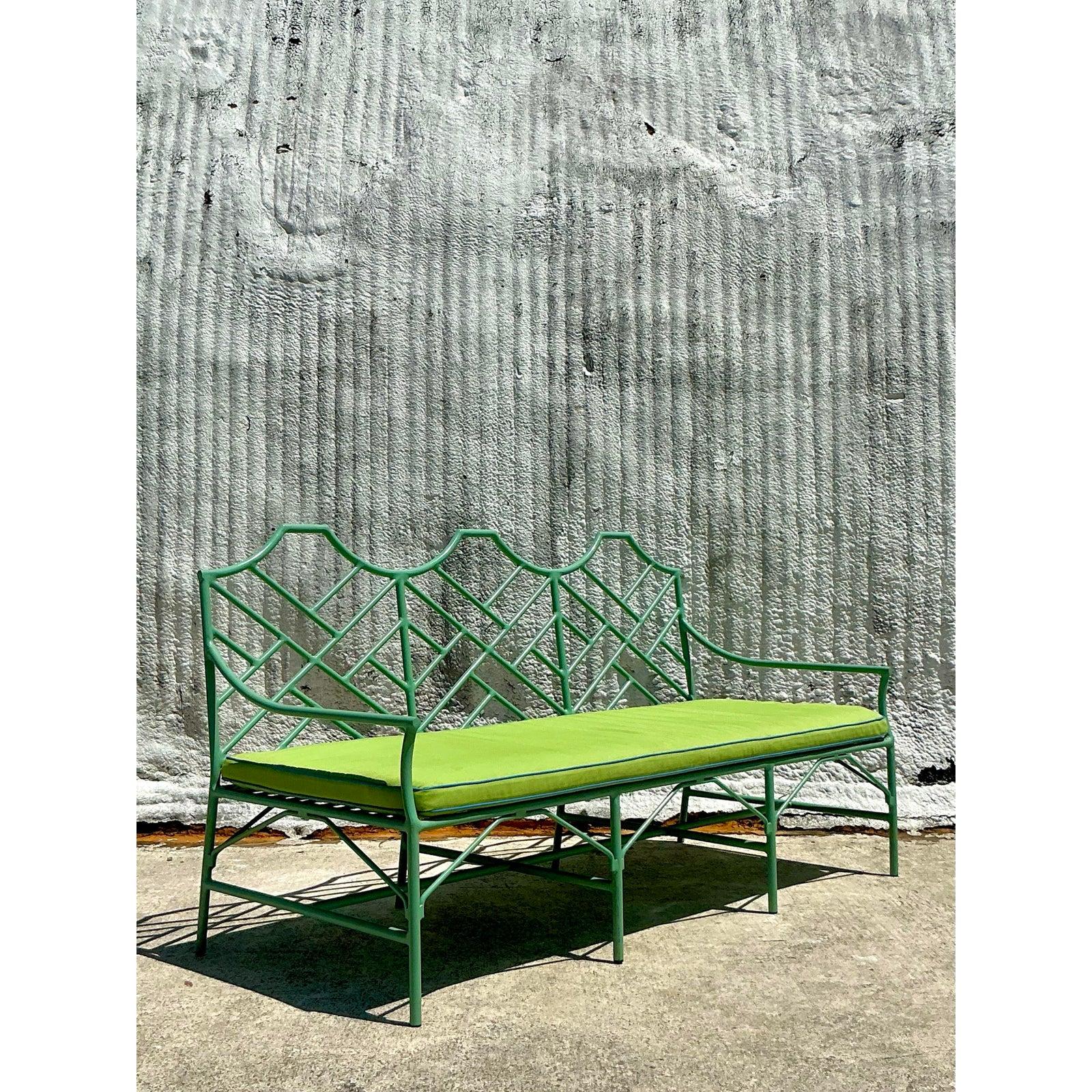 Transformez votre terrasse en un sanctuaire digne d'un designer avec ce superbe canapé chinois vintage de style Chippendale par O'Brien Iron Works. Fabriquée en fer forgé revêtu de poudre dans une douce teinte vert menthe, cette pièce exsude le