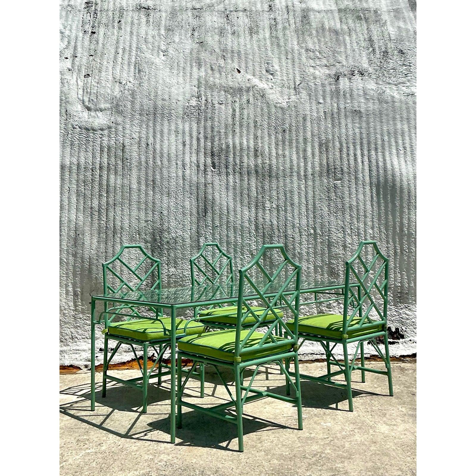 Cet ensemble de salle à manger vintage d'O'Brien Iron Works est d'une sophistication décontractée. Il présente le motif Chippendale chinois emblématique dans un fini vert menthe frais et côtier. Cet ensemble de cinq pièces comprend quatre chaises