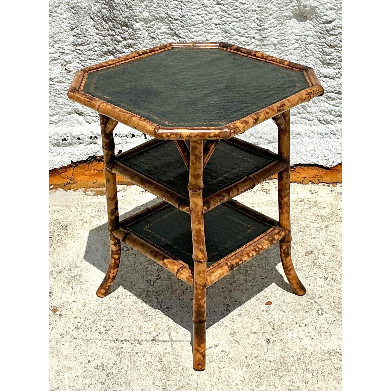 Infondi nei tuoi interni il fascino esotico e senza tempo di questo tavolino ottagonale vintage in tartaruga di bambù. La sua caratteristica silhouette ottagonale, realizzata in ricco bambù con una squisita finitura a guscio di tartaruga, mette in