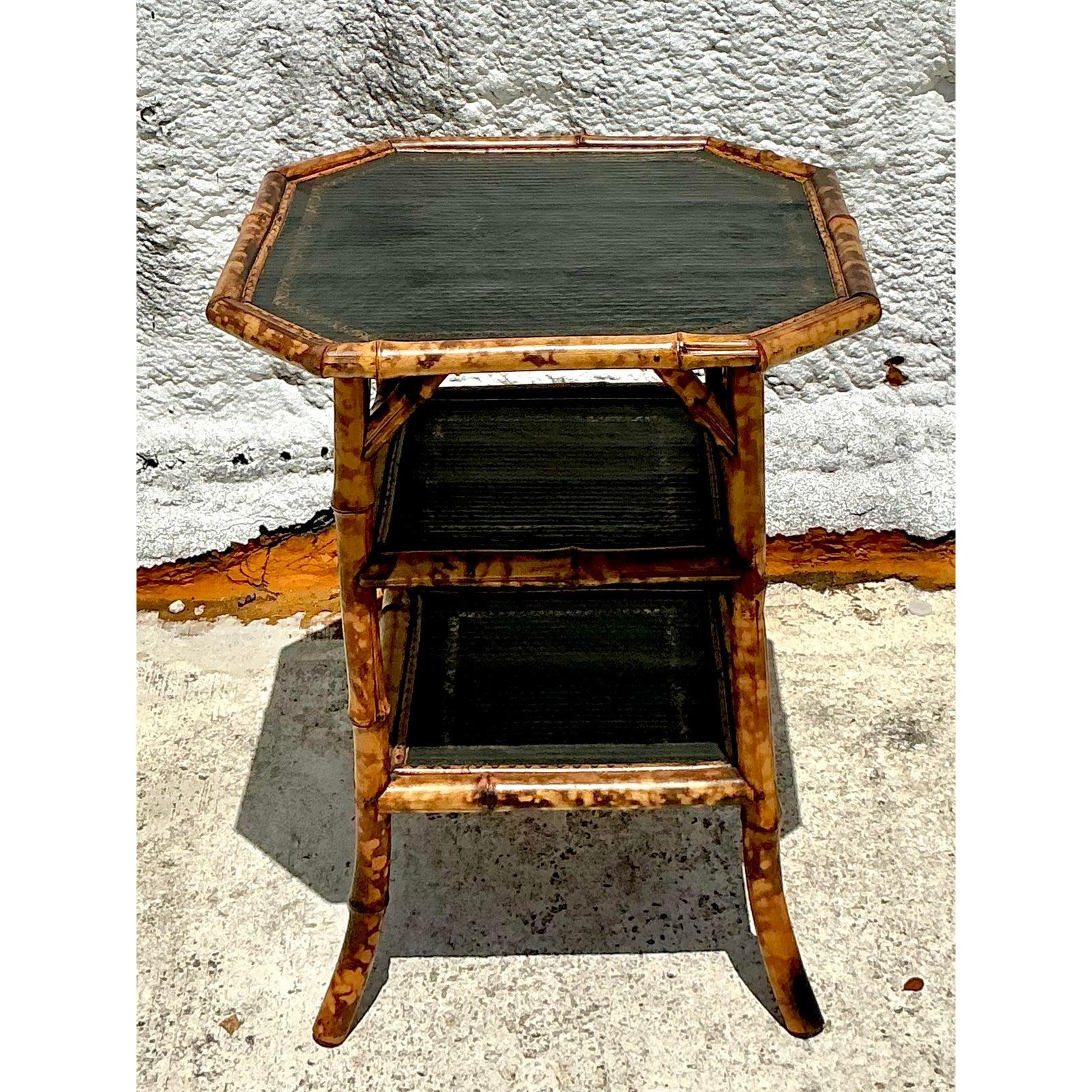 XX secolo Tavolino costiero ottagonale vintage in tartaruga di bambù in vendita