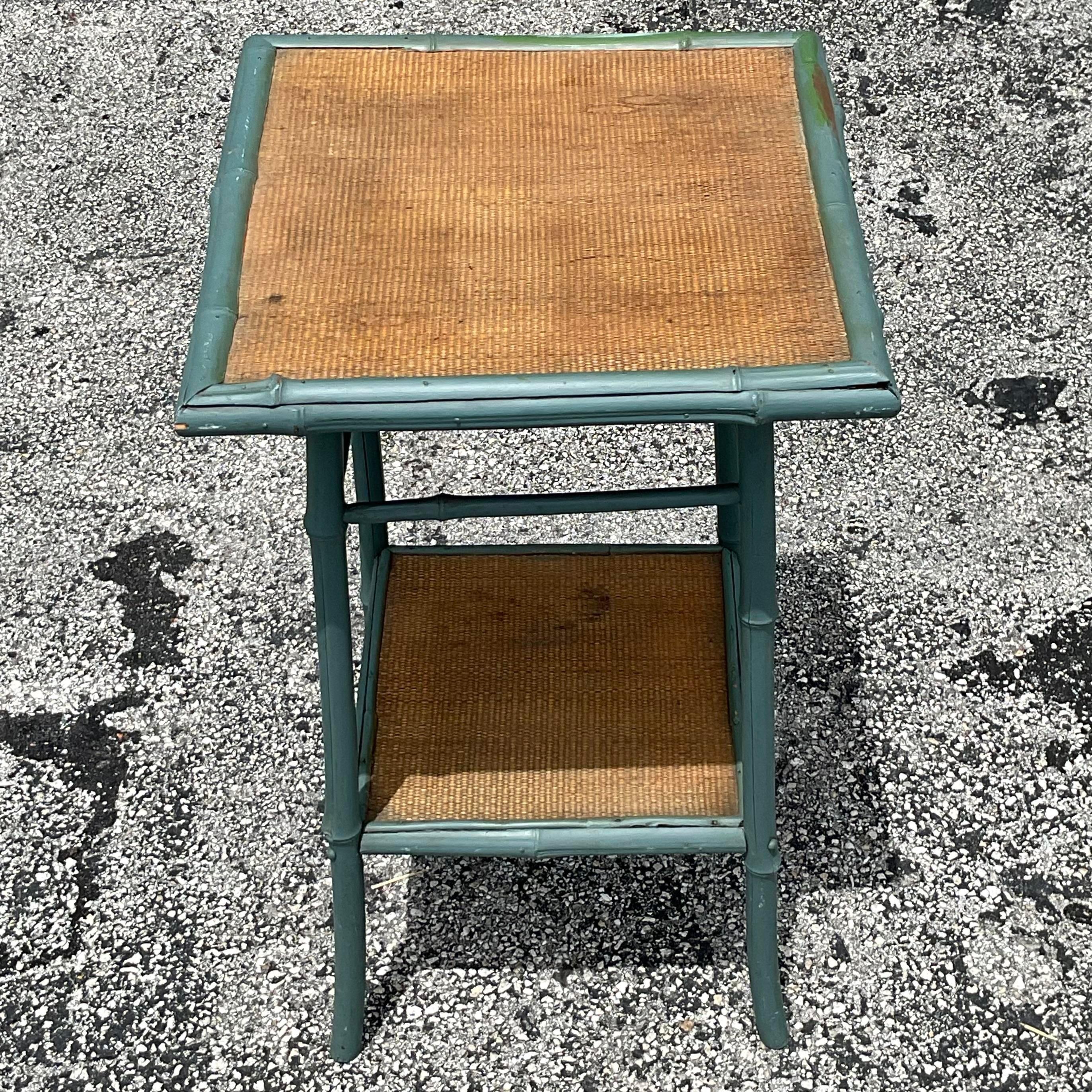 Verschönern Sie Ihren Wohnbereich mit diesem Vintage Coastal Painted Bamboo Side Table. Die handbemalte Oberfläche und die robuste Bambuskonstruktion vereinen Charme und Langlebigkeit und sind ideal, um jedem Raum einen Hauch von maritimer Eleganz