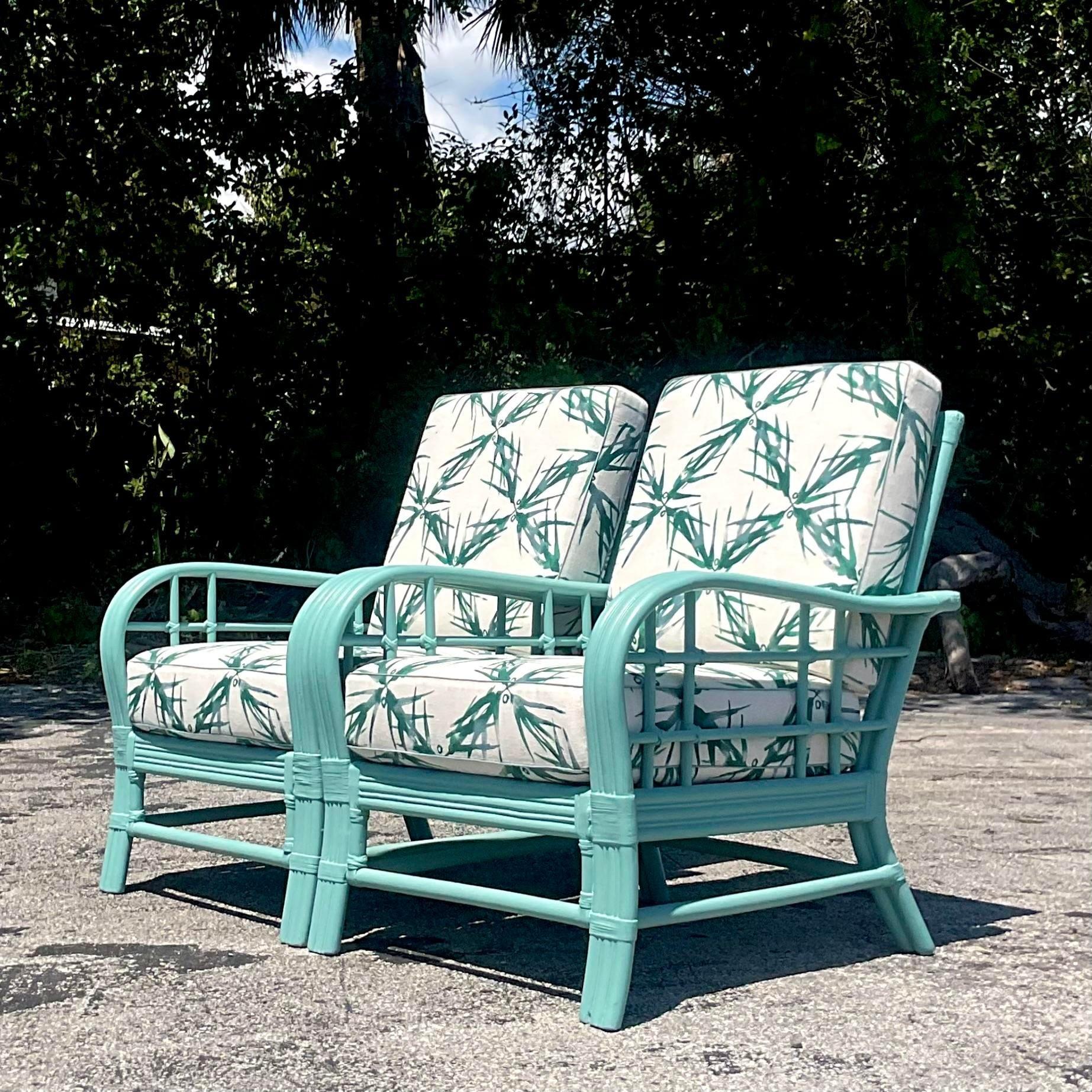 Vintage Coastal bemalte, gebogene Rattan-Loungesessel im Vintage-Stil - ein Paar (20. Jahrhundert) im Angebot