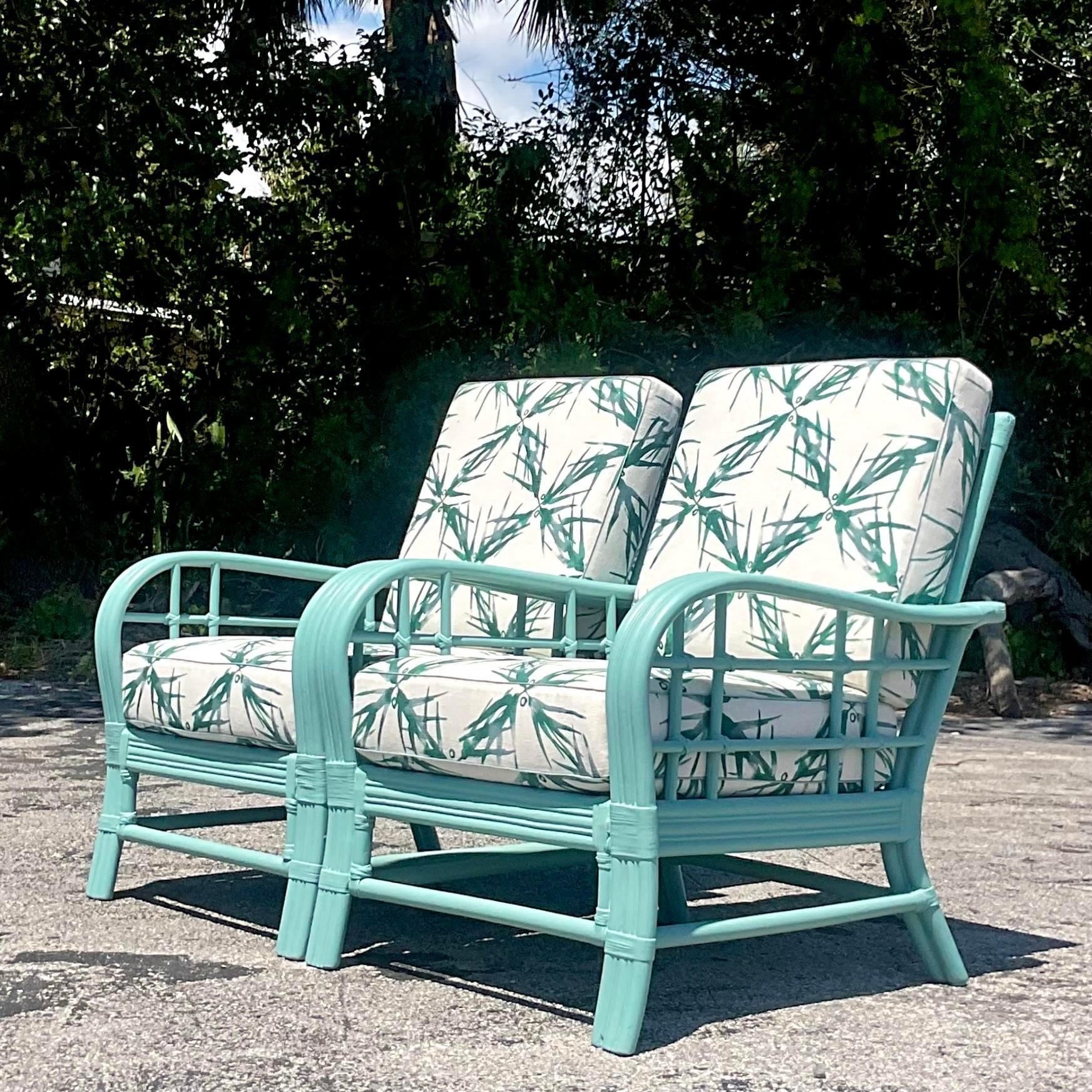 Tissu d'ameublement Paire de chaises longues vintage en rotin courbé peintes sur la côte en vente