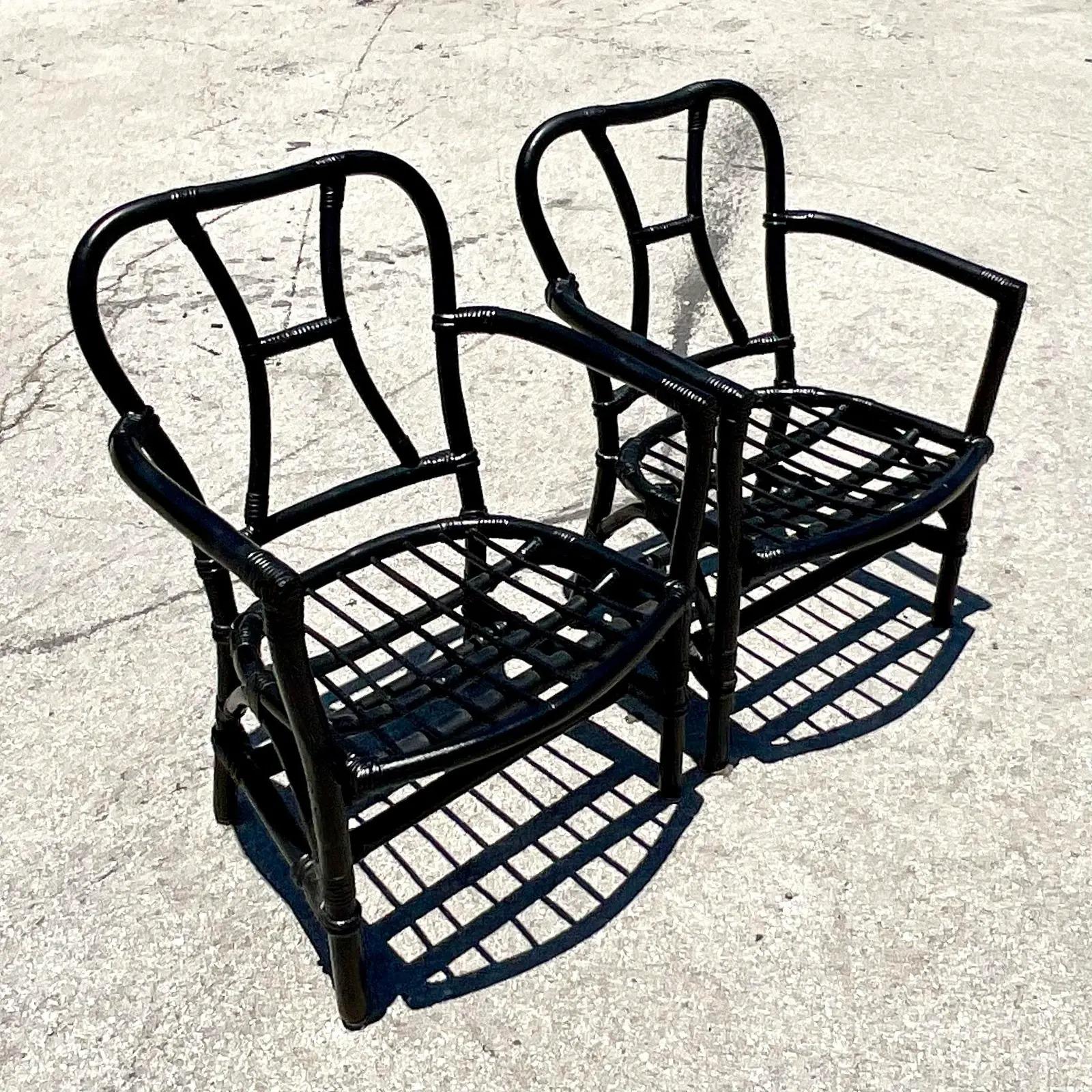 Philippin Paire de fauteuils en rotin peints de la côte - une paire en vente