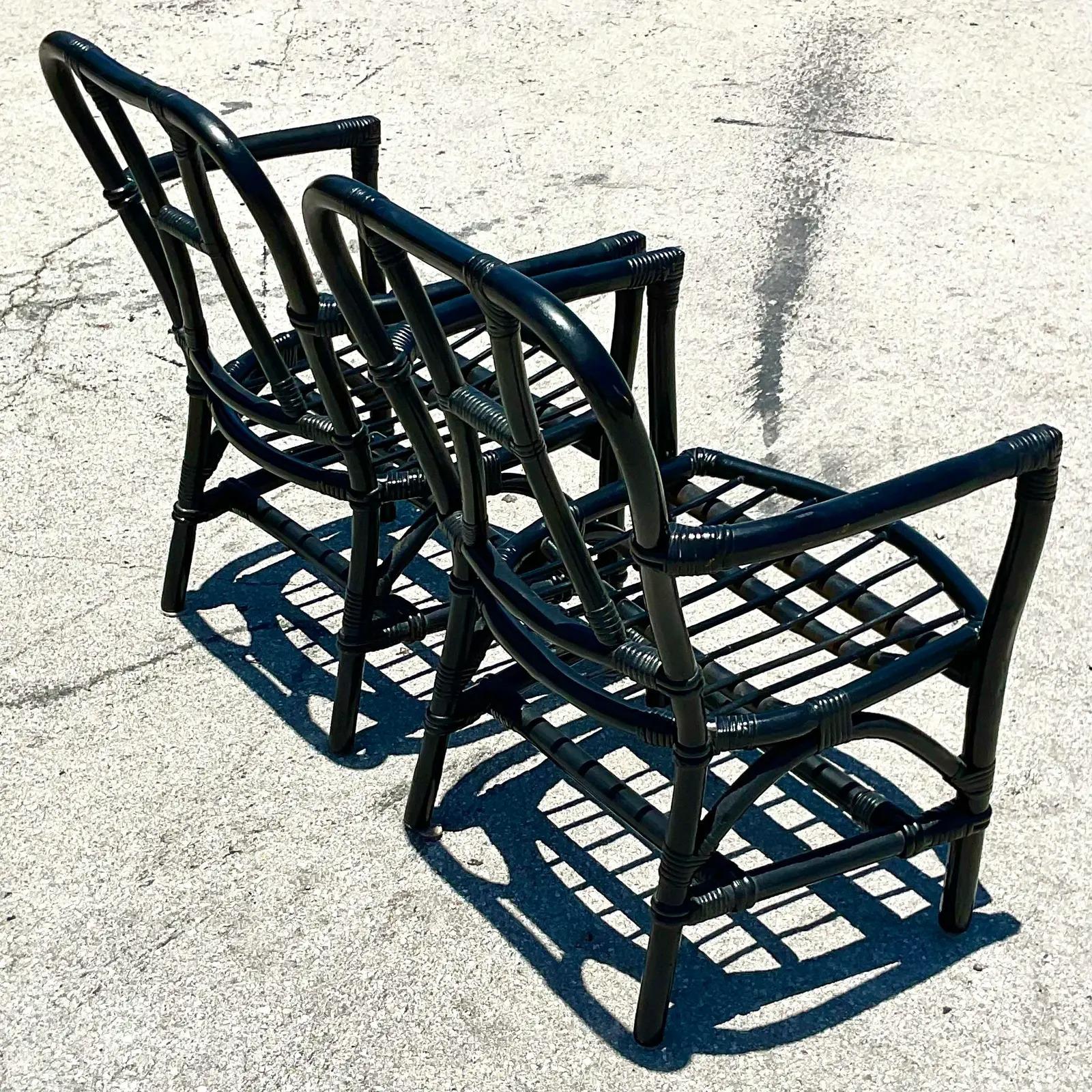 Paire de fauteuils en rotin peints de la côte - une paire en vente 1