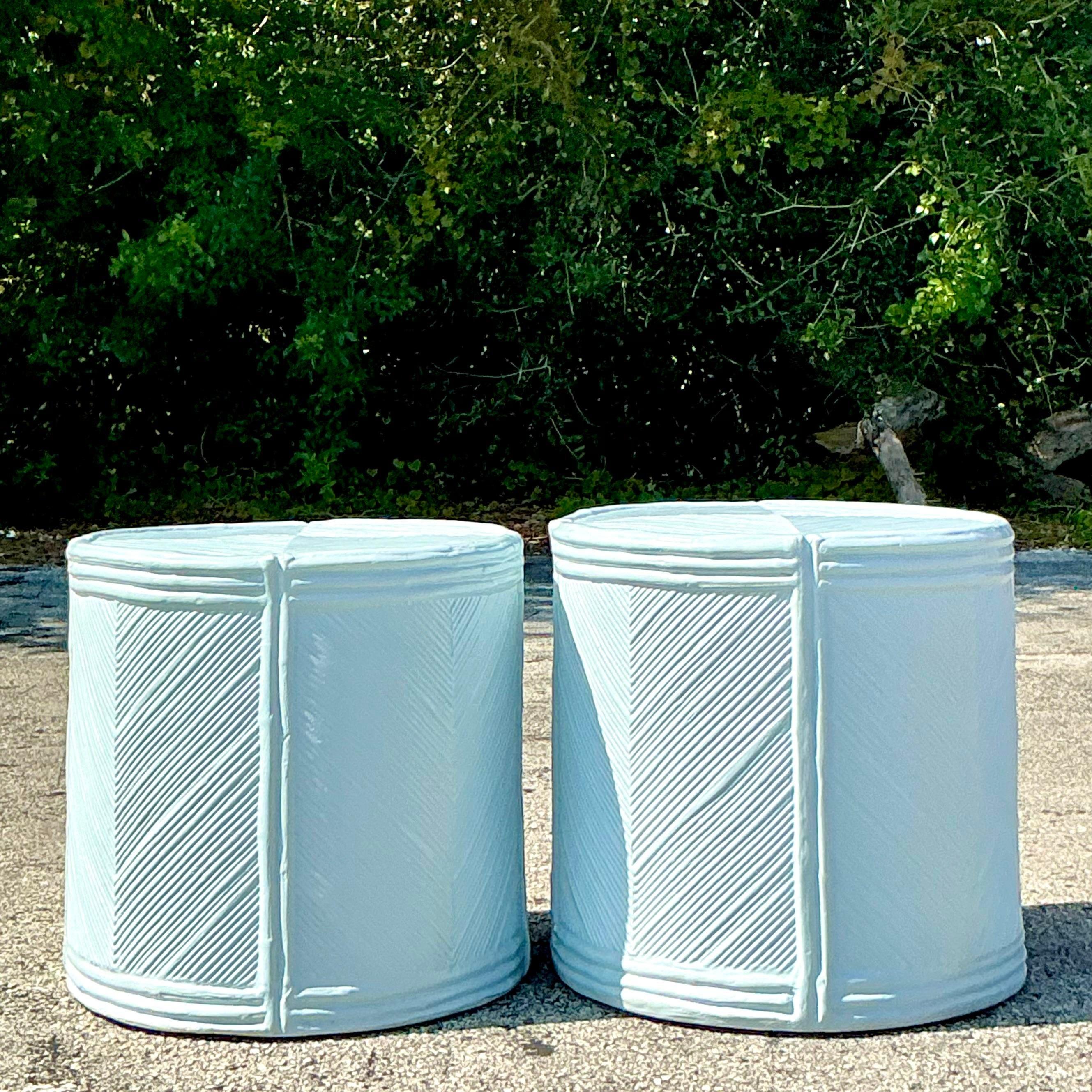 Américain Paire de tables d'appoint en roseau laqué bleu pâle - Vintage Coastal Pale Blue en vente