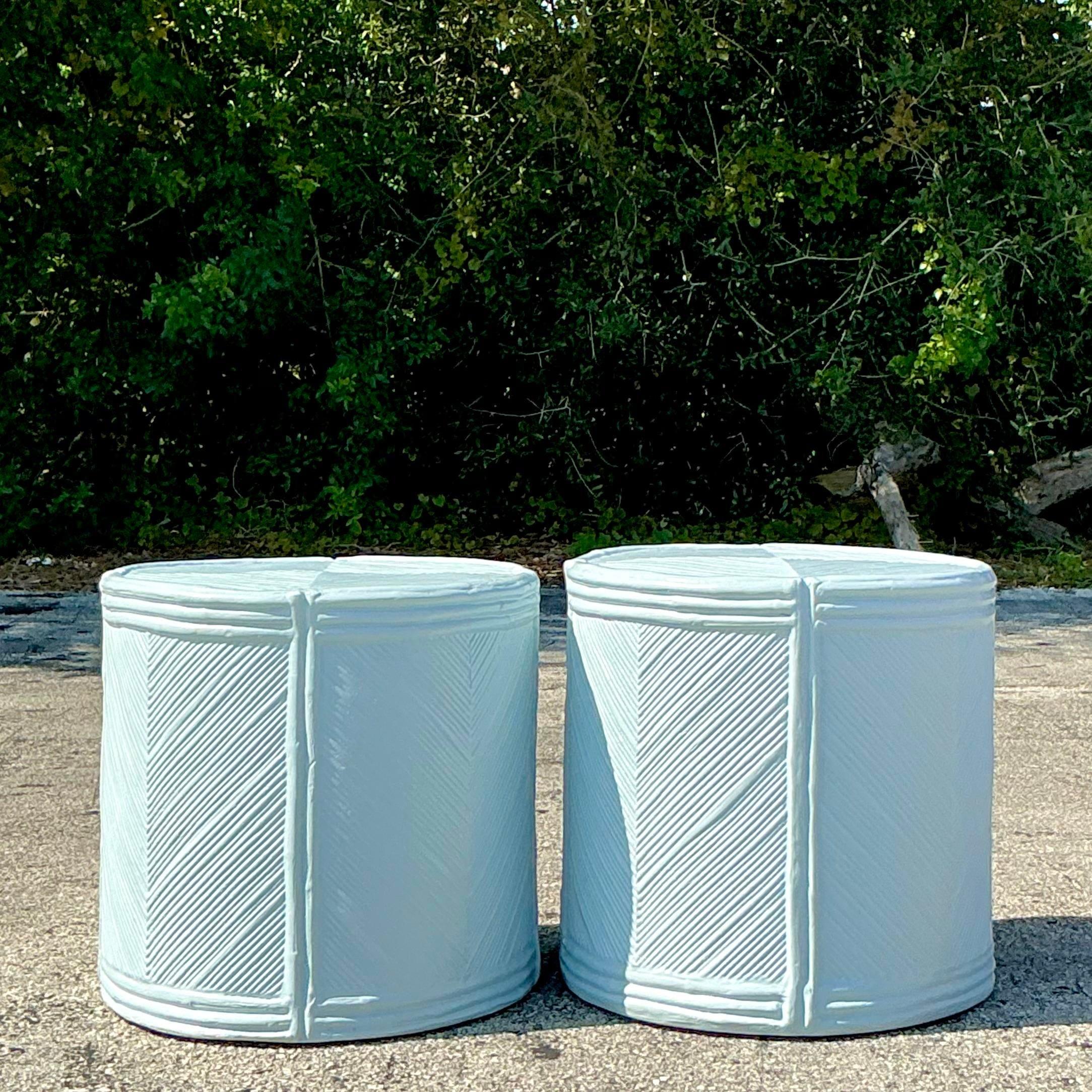 Paire de tables d'appoint en roseau laqué bleu pâle - Vintage Coastal Pale Blue Bon état - En vente à west palm beach, FL