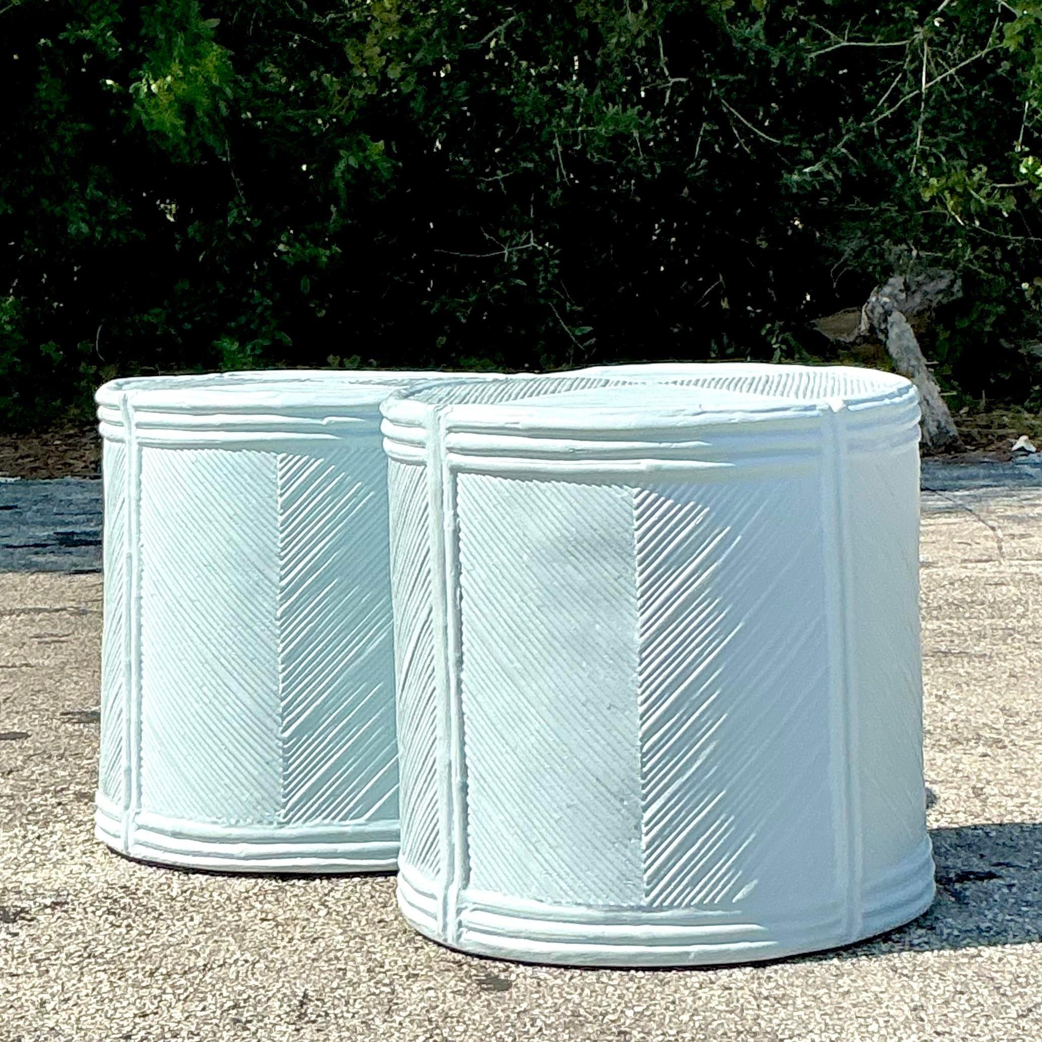 20ième siècle Paire de tables d'appoint en roseau laqué bleu pâle - Vintage Coastal Pale Blue en vente