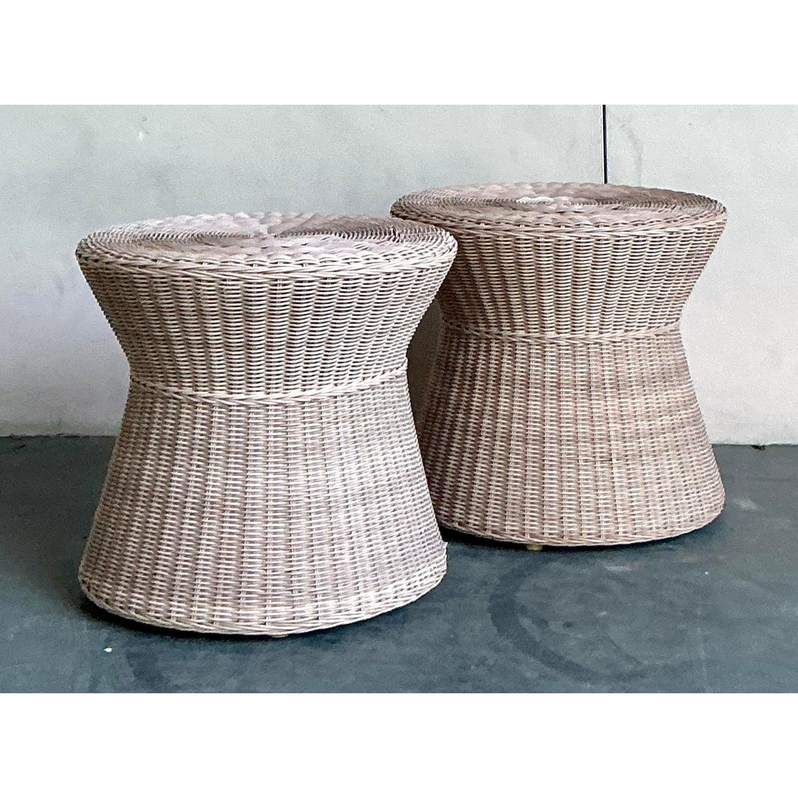 Dieses charmante Paar geflochtener Rattan-Beistelltische im Vintage-Stil verleiht Ihrem Zuhause einen Hauch von gelassener Küsteneleganz. Jeder Tisch, der einen einzigartigen blassrosa Farbton aufweist, wird sorgfältig aus natürlichem Rattan