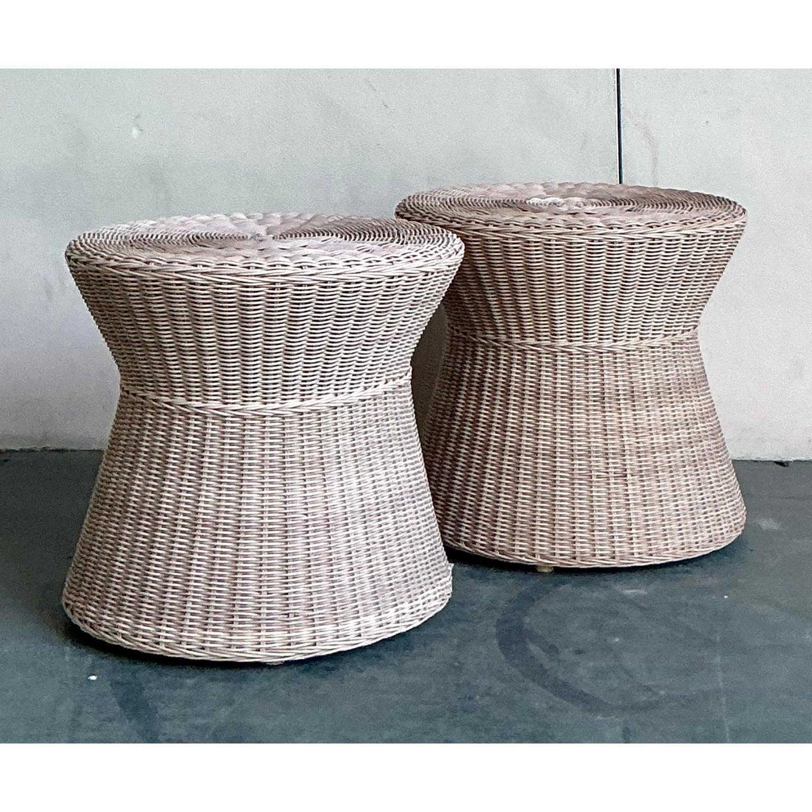 Vintage Coastal Pale Pink Woven Rattan Beistelltische - ein Paar (amerikanisch) im Angebot
